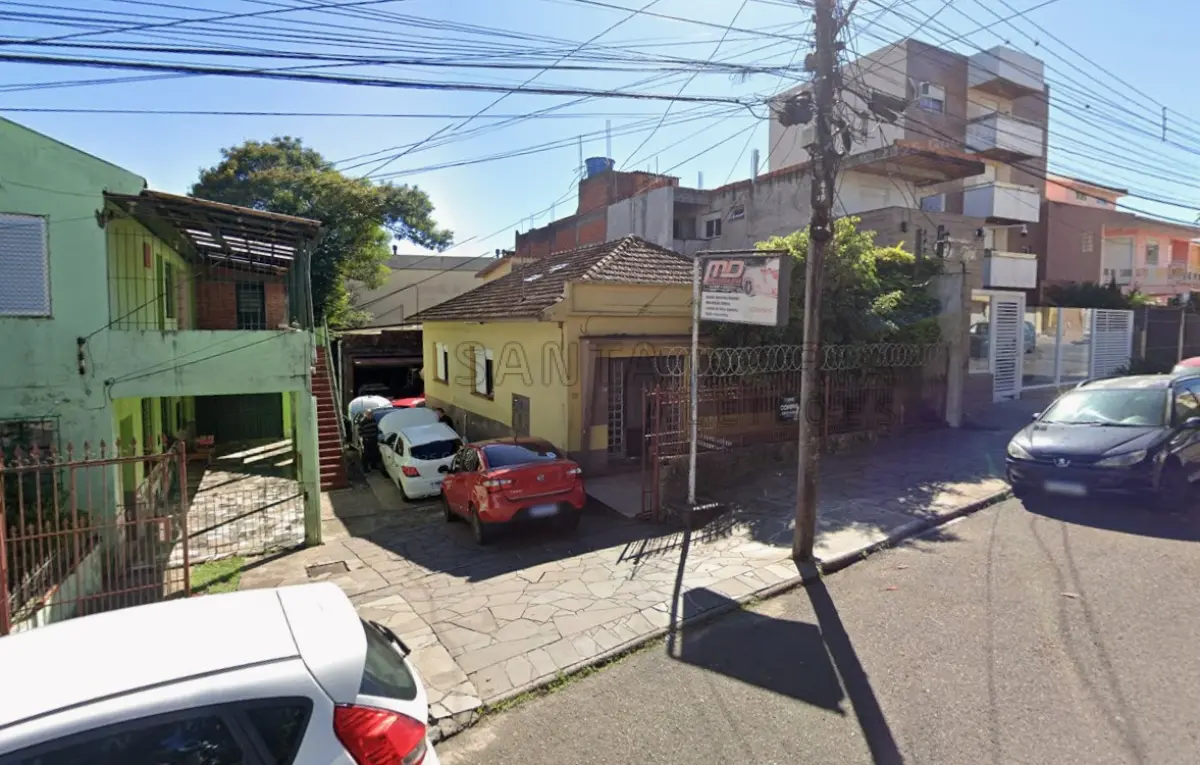 LOTE 001 - Parte ideal de 14,28% (pertencente a Luis Fernando Pires Dias) da nua propriedade do imóvel localizado na Rua dos Andradas, 226 em Santa Maria/RS, possuindo uma casa de alvenaria com 95,00m² e um pavilhão nos fundos em alvenaria, com aproximadamente 262m². Matriculado sob n° 39.034 do CRI de Santa Maria/RS. O imóvel possui usufruto vitalício em favor de Eloy Baptista Dias e de sua esposa Terezinha Pires dos Santos Dias. Nú-proprietários: Simone Teresinha Dias Cavalheiro; Paulo Ricardo Pires Dias; Maria Fabiana Pires Dias; Elton Jose Pires Dias; Antonio Eloi Pires Dias; Adelma Regina Pires Dias.