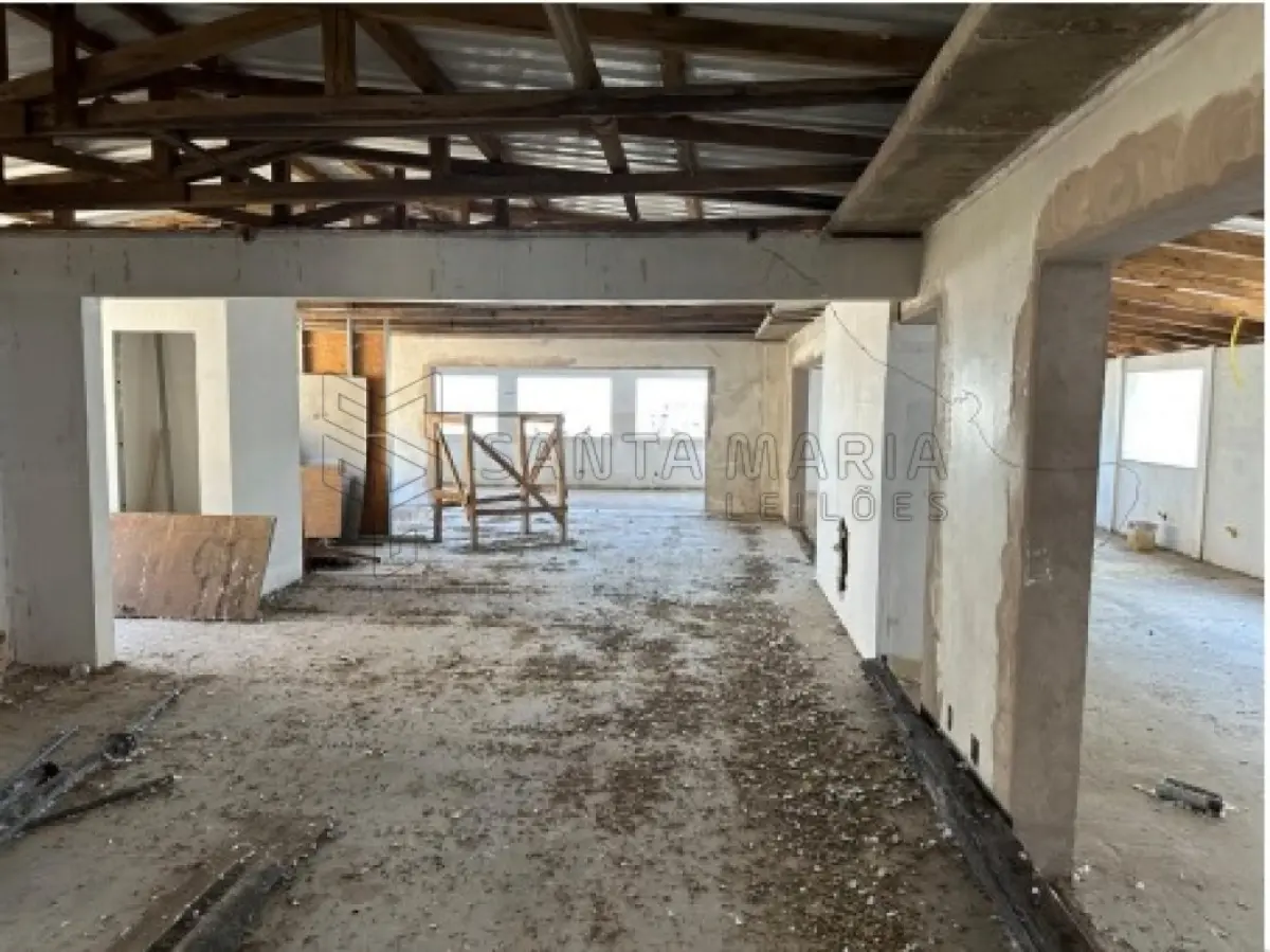 LOTE 001 - Sala comercial nº 701, localizada no sétimo andar do ‘’Edifício Ouro Preto’’, situado na zona urbana da cidade de Santa Maria/RS, á Rua Alberto Pasqualini, esquina da Rua Floriano Peixoto, sob nº25, sala essa de frente e de centro de quem olha o prédio pela rua Alberto Pasqualini, possuindo a área real privativa de 214,68m², área real total de 262,65m², correspondendo-lhe uma fração ideal de 0,0807 no terreno e nas coisas de uso comum. Matriculado sob nº 55.373 do CRI de Santa Maria/RS.  Conforme laudo de avaliação, o bem encontra-se sem aberturas externas e internas, telhado sem forro, sem instalação elétrica, pisos e paredes inacabados. Possui a diferença de R$47.284,57, a serem pagos após ao condominio, divida essa negociável e com possibilidade de parcelamento.