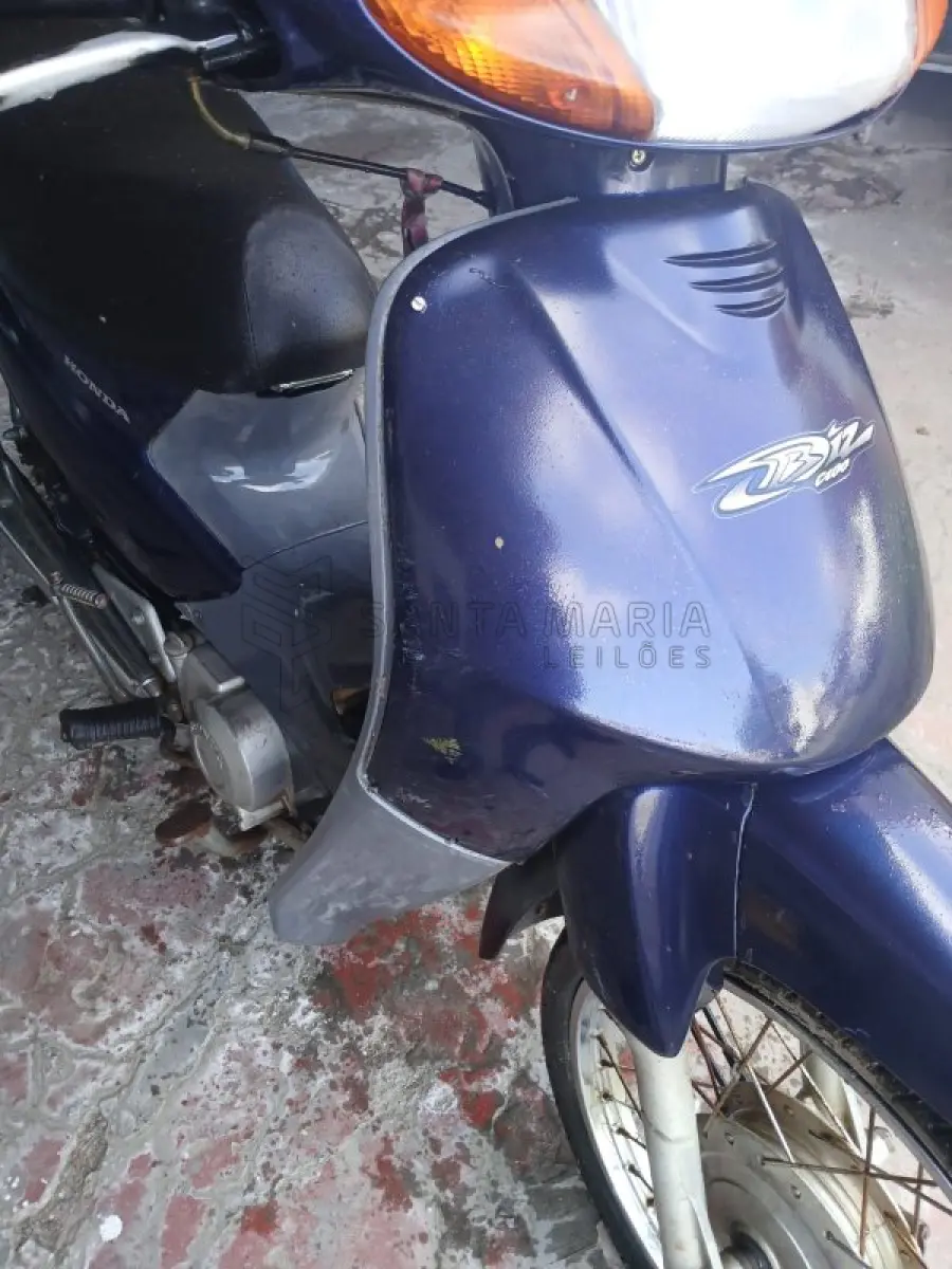 LOTE 001 - Motoneta HONDA/C100 BIZ ES, ano/modelo 2004/2004, placa ILX4270, RENAVAM 831656069, na cor azul.