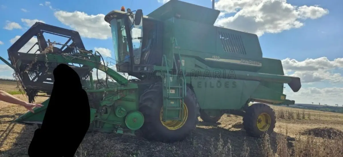 LOTE 001 - Uma colheitadeira John Deere usada, modelo 1550, ano/modelo 2003, chassi CQ1550A047177. E, uma plataforma de corte John Deere usada, modelo 0323, ano/modelo 2003, chassi CQ0323A034895.