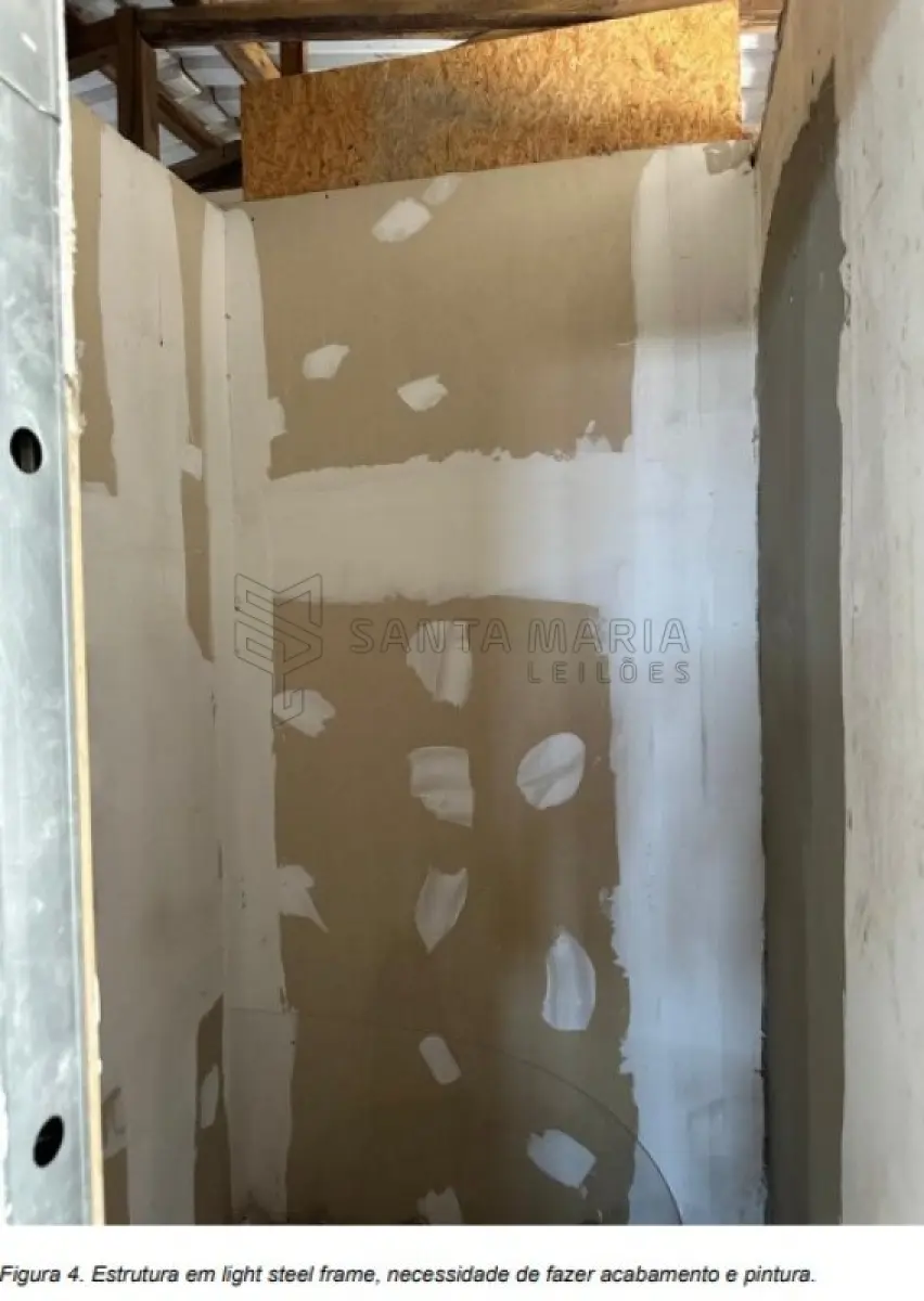 LOTE 001 - Sala comercial nº 701, localizada no sétimo andar do ‘’Edifício Ouro Preto’’, situado na zona urbana da cidade de Santa Maria/RS, á Rua Alberto Pasqualini, esquina da Rua Floriano Peixoto, sob nº25, sala essa de frente e de centro de quem olha o prédio pela rua Alberto Pasqualini, possuindo a área real privativa de 214,68m², área real total de 262,65m², correspondendo-lhe uma fração ideal de 0,0807 no terreno e nas coisas de uso comum. Matriculado sob nº 55.373 do CRI de Santa Maria/RS.  Conforme laudo de avaliação, o bem encontra-se sem aberturas externas e internas, telhado sem forro, sem instalação elétrica, pisos e paredes inacabados. Possui a diferença de R$47.284,57, a serem pagos após ao condominio, divida essa negociável e com possibilidade de parcelamento.