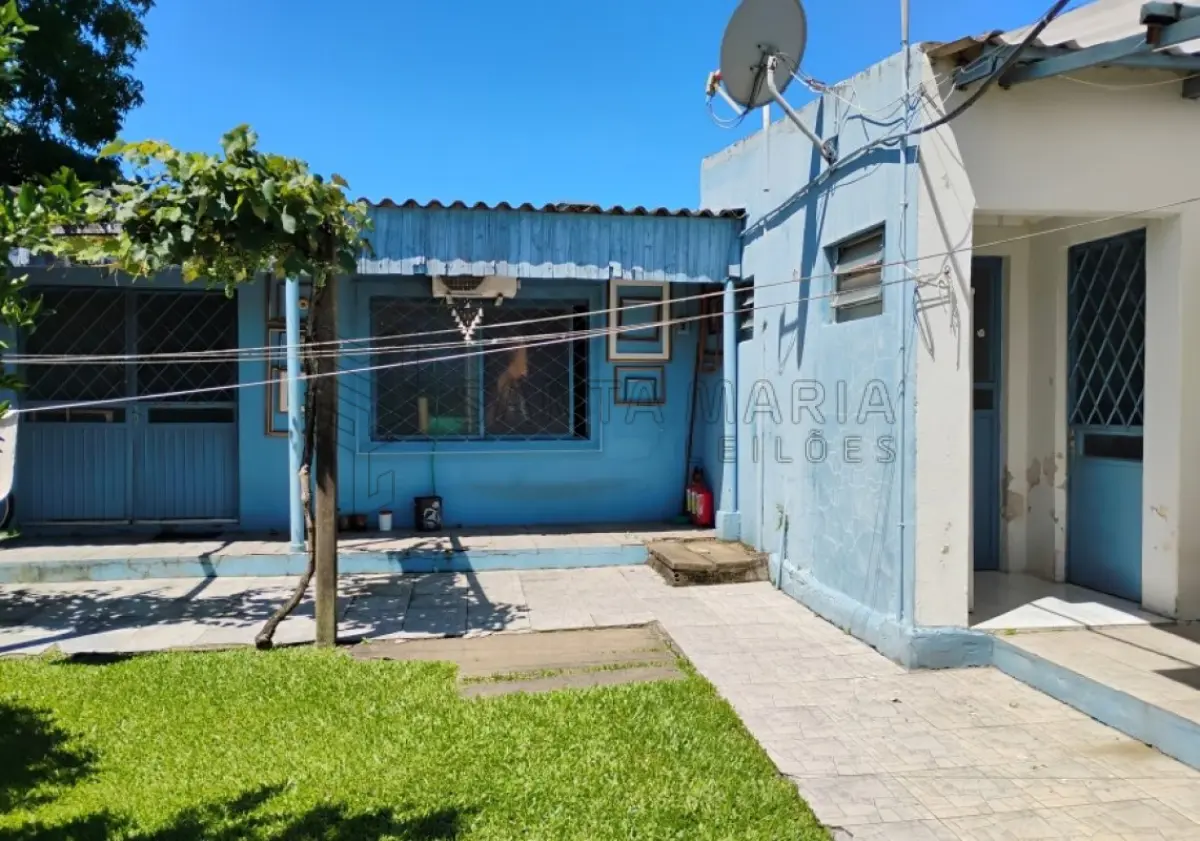 LOTE 001 - Casa na Rua Antonio de Freitas Valle, n° 886 em Alegrete/RS constituída de 2 quartos, 1 banheiro, 2 salas, cozinha e, nos fundos do terreno existe uma edificação de alvenaria composta de garagem com churrasqueira, 1 quarto e 1 banheiro, construída sobre o terreno designado n°3 da quadra BB do Bairro Progresso. E, o terreno onde no fundo existem duas peças de alvenaria com lareira designado n°4 da quadra BB do Bairro Progresso. Matrículas n° 3.868 e n° 19.566 do CRI de Alegrete/RS.