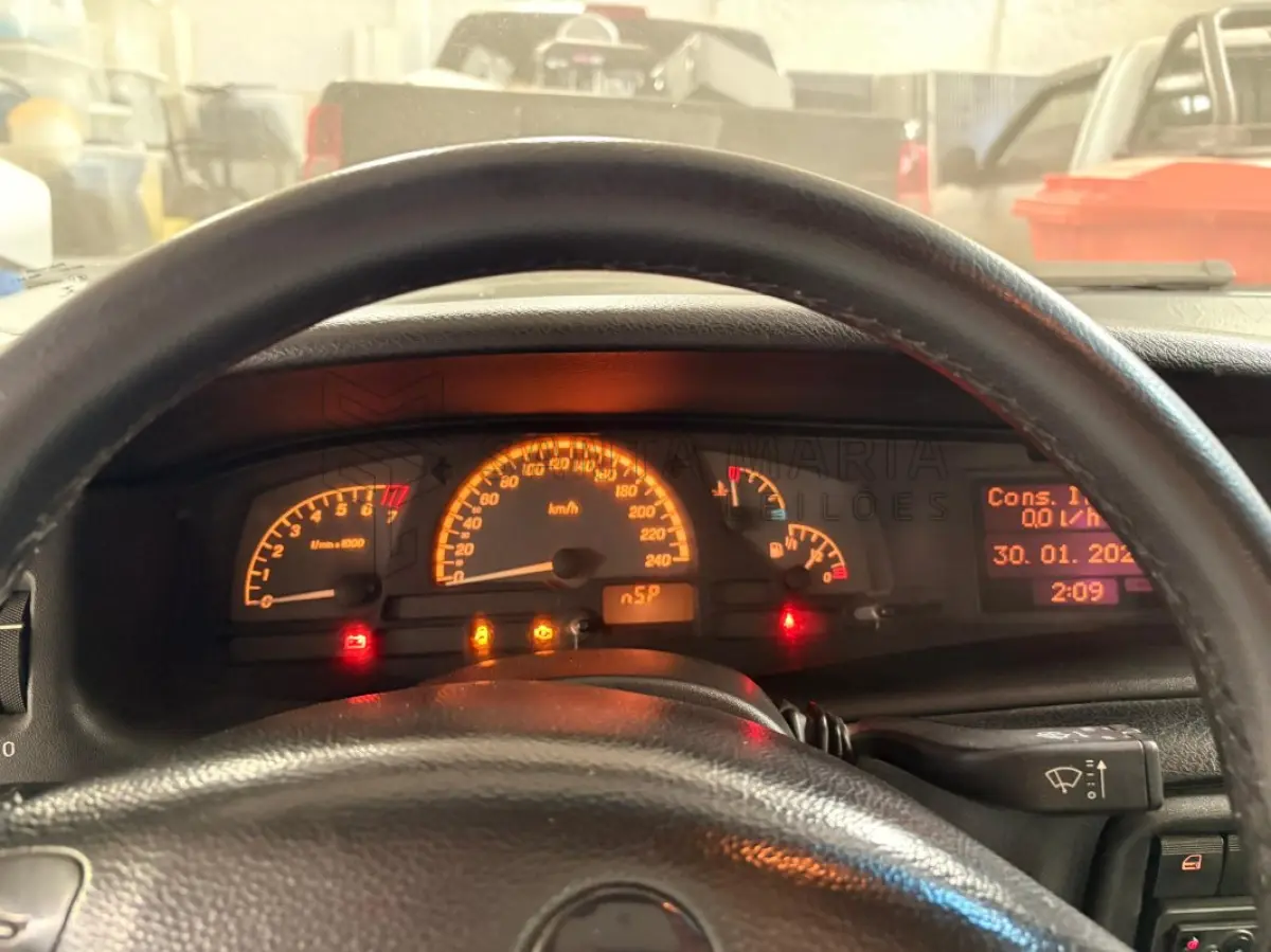 LOTE 001 - Veículo GM/VECTRA COLLECTION, ano/modelo 2005/2005, placas MIG1139, RENAVAM 854275622, na cor cinza.