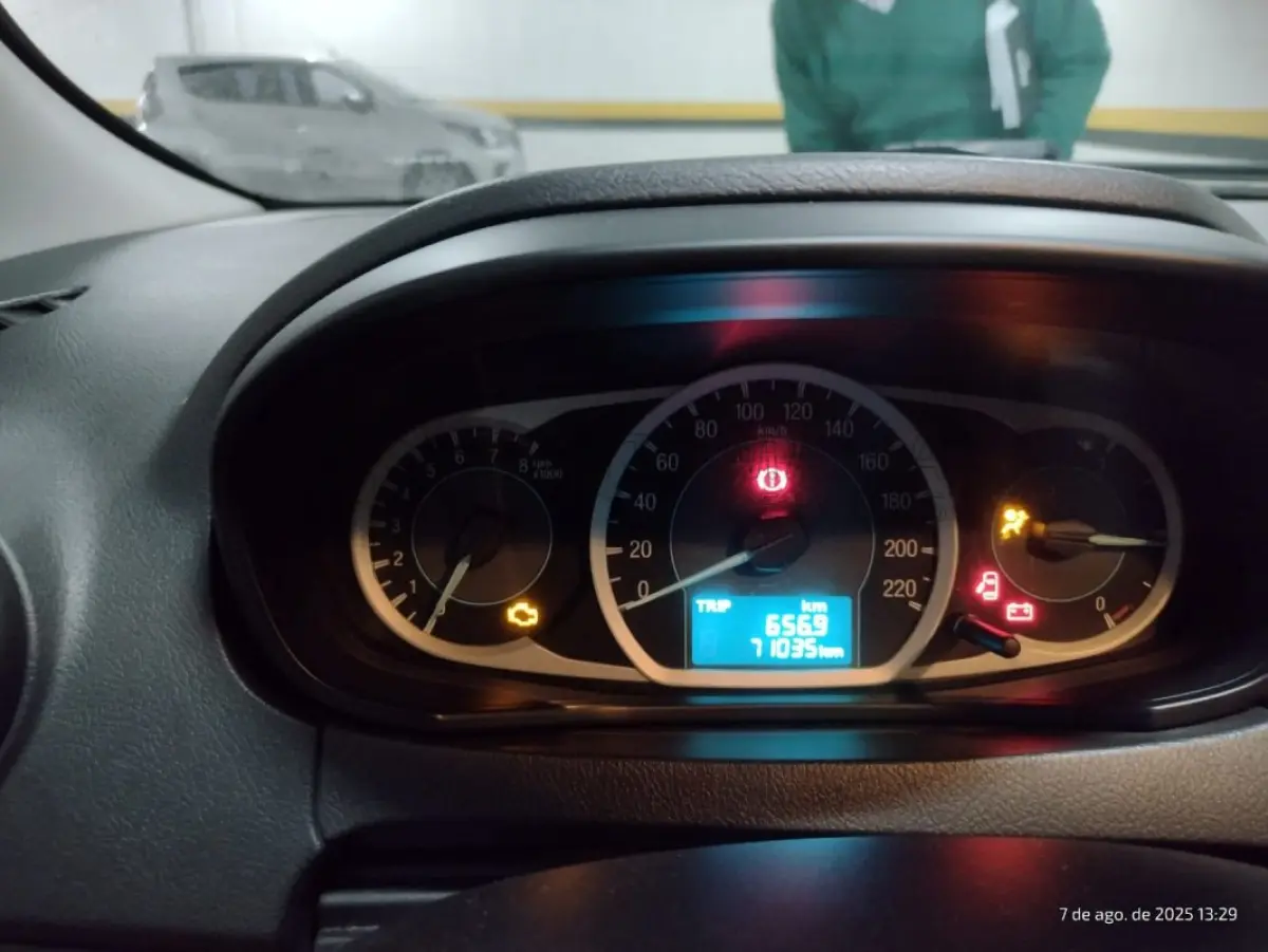 LOTE 005 - Veículo Ford Ka Hatch 1.5, 2014/2015, placas IDW4G18, 4 cilindros.