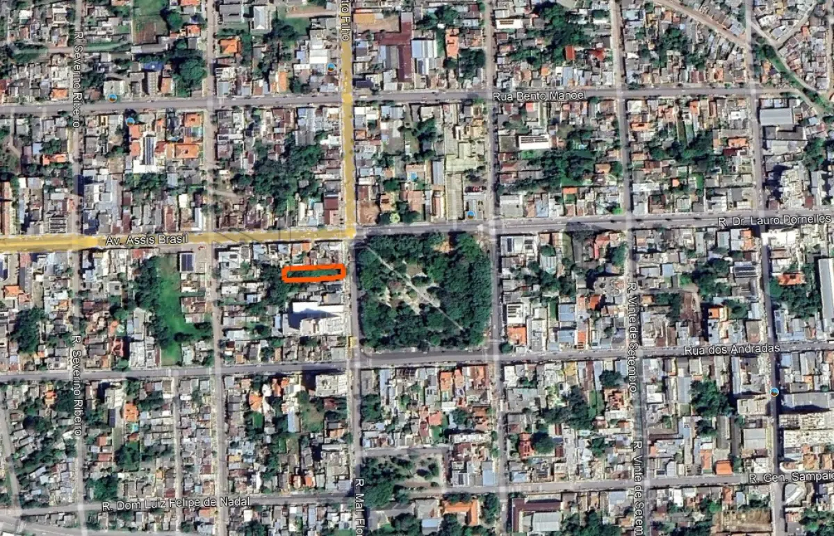 LOTE 001 - Um terreno com a área de 847,225m² no Bairro Cidade Alta, na Praça General Osório em Alegrete/RS. No quarteirão formado pelas seguintes ruas: Norte, Praça General Osório; Sul, Rua Bento Gonçalves; Leste, Rua Mauricio Cardoso; Oeste, Avenida Assis Brasil. Matriculado sob n° 17.024 do CRI de Alegrete/RS.
