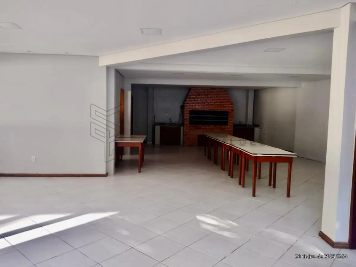 LOTE 001 - Apartamento 610 do Residencial Dores, especificado no Registro 2 da matricula n° 74.838, situado à Avenida Nossa Senhora das Dores, sob n°43 em Santa Maria/RS, com área privativa de 117,1200m², área total de 167,717m², correspondendo-lhe a fração ideal de 0,013952 no terreno e nas coisas de uso comum. Não foi realizado os acabamentos de pintura interna (gesso, massa corrida e pintura), não foi completamente feita a instalação de todo o piso do apartamento, bem como de azulejos e louças nos banheiros, o acabamento das tomadas e interruptores também não foi concluído, na cozinha está faltando o acabamento elétrico, conforme auto de penhora.