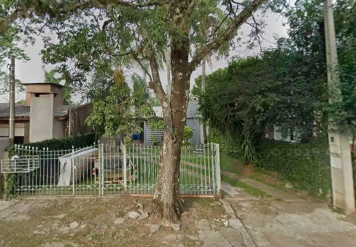 LOTE 001 - Casa de alvenaria na Rua Vereador Adolfo Souto Correia, n° 704 em Alegrete/RS e o respectivo terreno com as seguintes medidas e confrontações: 36m ao Norte, com o imóvel de propriedade de Máximo Edson Pinto Vilaverde; 35m ao Sul, com o imóvel de propriedade de Marileuza da Silva Vilaverde; 10m ao Leste, com imóvel de propriedade de Rui de Paula Souza; 10m ao Oeste, com a Rua Vereador Adolfo Souto Correia. Matriculado sob n° 12.280 do CRI de Alegrete/RS.