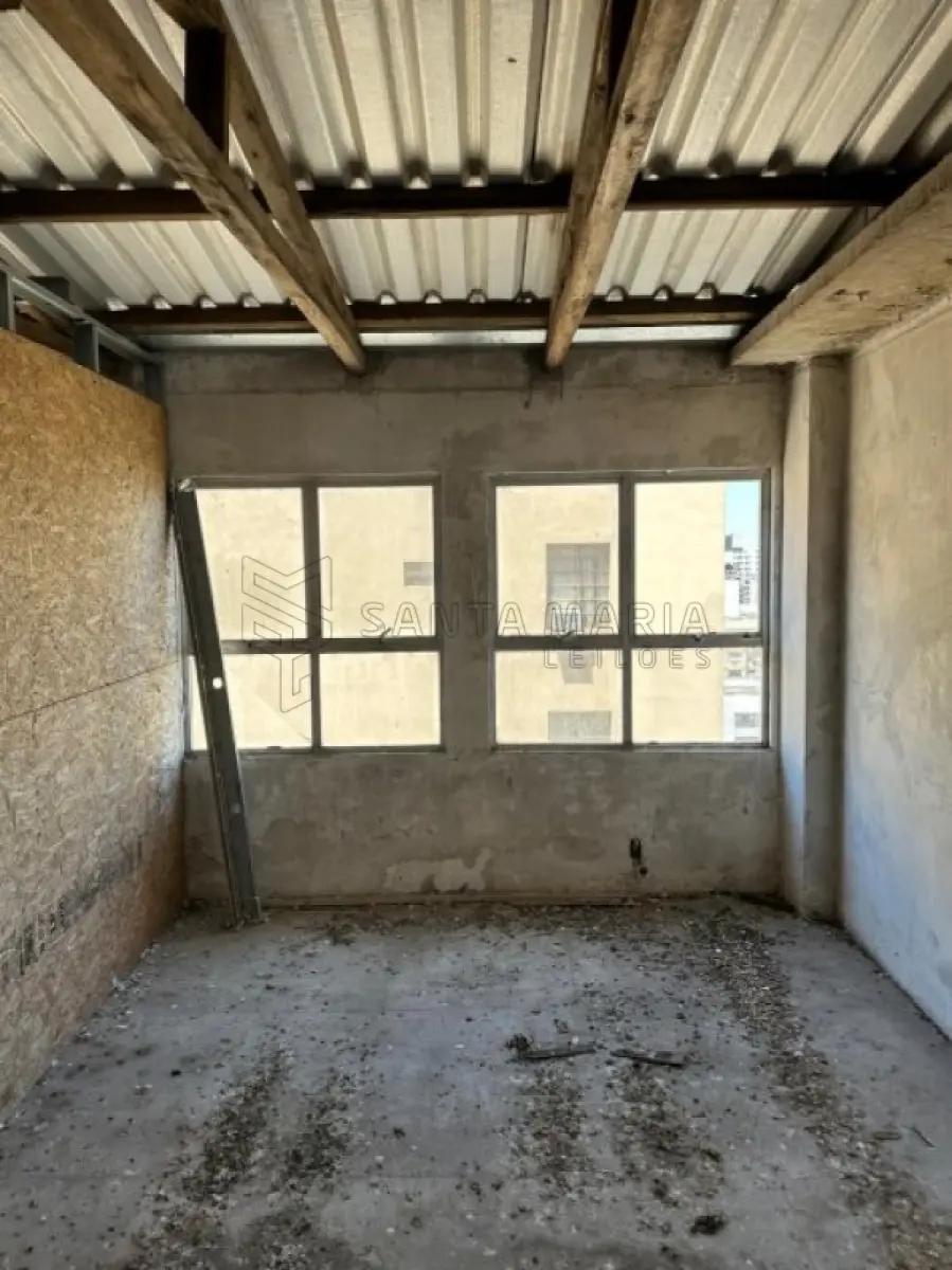 LOTE 001 - Sala comercial nº 701, localizada no sétimo andar do ‘’Edifício Ouro Preto’’, situado na zona urbana da cidade de Santa Maria/RS, á Rua Alberto Pasqualini, esquina da Rua Floriano Peixoto, sob nº25, sala essa de frente e de centro de quem olha o prédio pela rua Alberto Pasqualini, possuindo a área real privativa de 214,68m², área real total de 262,65m², correspondendo-lhe uma fração ideal de 0,0807 no terreno e nas coisas de uso comum. Matriculado sob nº 55.373 do CRI de Santa Maria/RS.  Conforme laudo de avaliação, o bem encontra-se sem aberturas externas e internas, telhado sem forro, sem instalação elétrica, pisos e paredes inacabados. Possui a diferença de R$47.284,57, a serem pagos após ao condominio, divida essa negociável e com possibilidade de parcelamento.