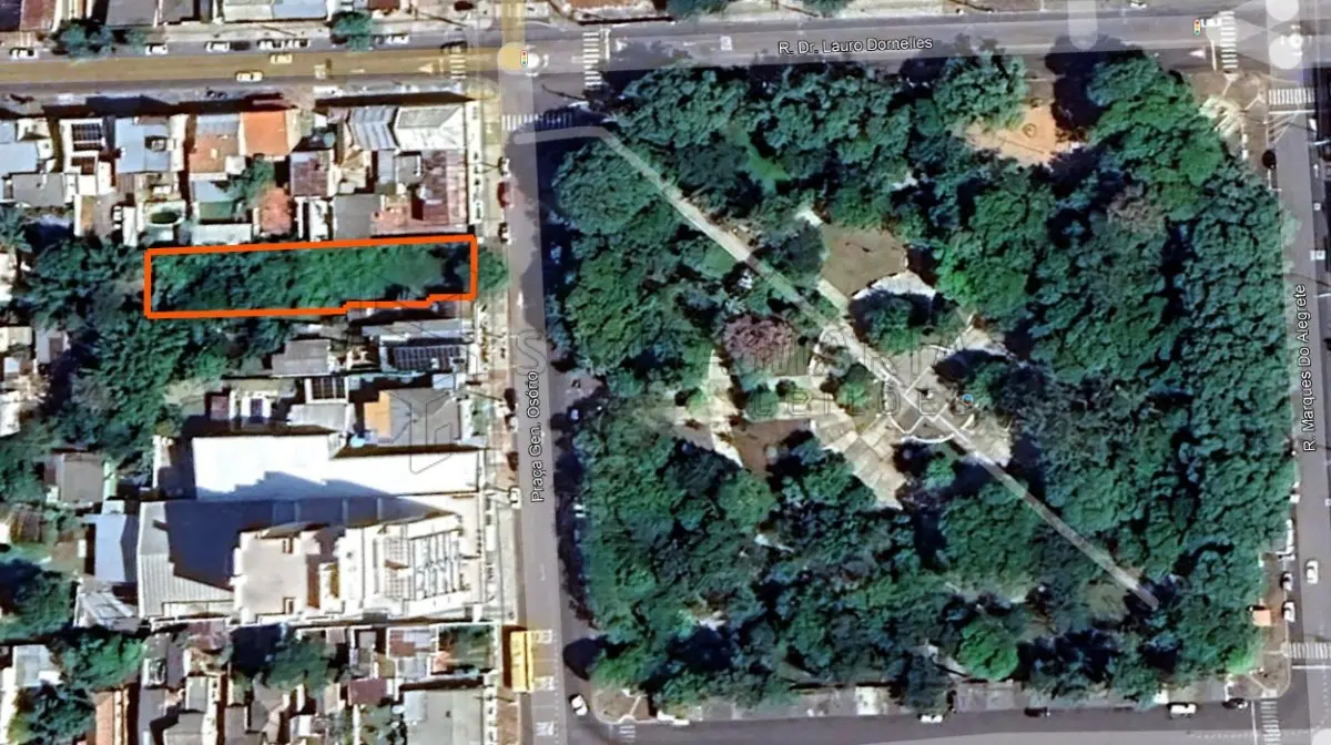 LOTE 001 - Um terreno com a área de 847,225m² no Bairro Cidade Alta, na Praça General Osório em Alegrete/RS. No quarteirão formado pelas seguintes ruas: Norte, Praça General Osório; Sul, Rua Bento Gonçalves; Leste, Rua Mauricio Cardoso; Oeste, Avenida Assis Brasil. Matriculado sob n° 17.024 do CRI de Alegrete/RS.