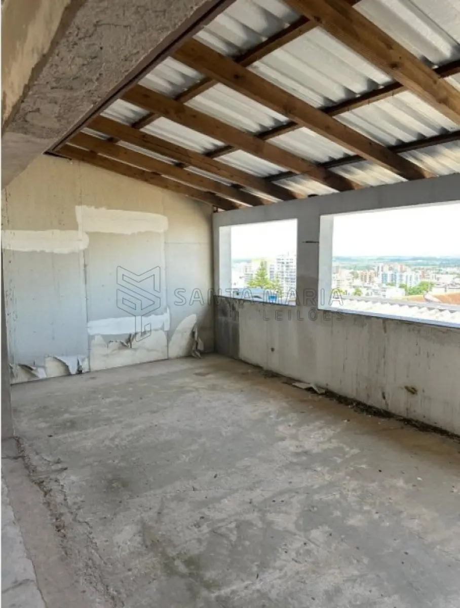 LOTE 001 - Sala comercial nº 701, localizada no sétimo andar do ‘’Edifício Ouro Preto’’, situado na zona urbana da cidade de Santa Maria/RS, á Rua Alberto Pasqualini, esquina da Rua Floriano Peixoto, sob nº25, sala essa de frente e de centro de quem olha o prédio pela rua Alberto Pasqualini, possuindo a área real privativa de 214,68m², área real total de 262,65m², correspondendo-lhe uma fração ideal de 0,0807 no terreno e nas coisas de uso comum. Matriculado sob nº 55.373 do CRI de Santa Maria/RS.  Conforme laudo de avaliação, o bem encontra-se sem aberturas externas e internas, telhado sem forro, sem instalação elétrica, pisos e paredes inacabados. Possui a diferença de R$47.284,57, a serem pagos após ao condominio, divida essa negociável e com possibilidade de parcelamento.