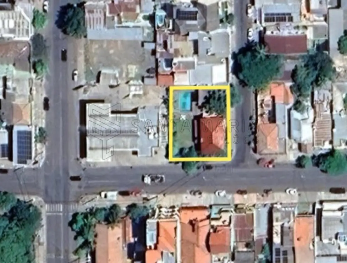 LOTE 002 - Casa de alvenaria de dois pavimentos com 288m² de área construída, localizada na rua Júlio de Castilhos, n°3.413 em Uruguaiana/RS, com diversos compartimentos e benfeitorias e, o respectivo terreno com 720m², constituído dos lotes 34 e 35 da quadra 107, medindo 24m de frente a Sul, sobre o alinhamento da rua Júlio de Castilhos, por 30m de extensão da frente aos fundos, confrontando: ao Norte, com partes do lote 33; ao Oeste, com lote 36; e, ao Leste, com a travessa Santa Maria. Matriculado sob n°22.868 do CRI de Uruguaiana/RS.