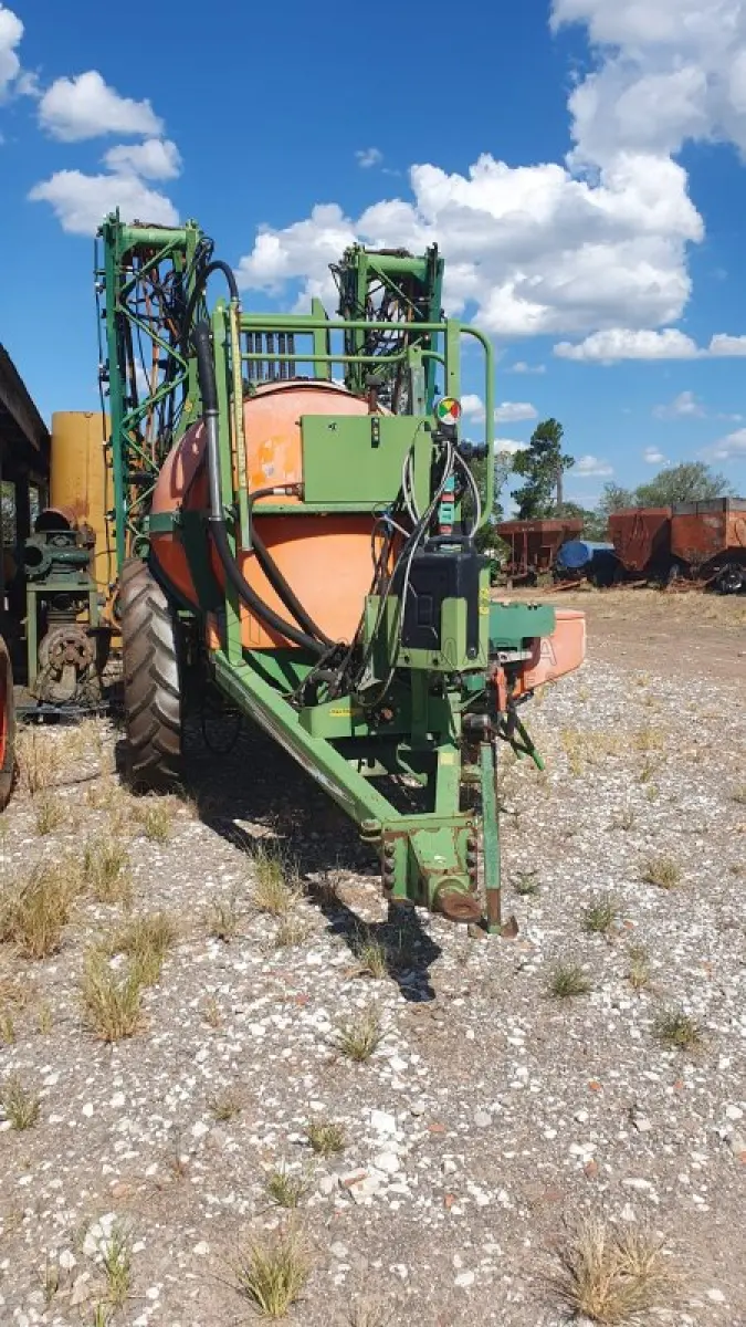 LOTE 001 - Um pulverizador, marca Stam, modelo Fênix, 2000 litros, com barras de 24 metros, com controlador de vazão, ano 2012, série 01/0220. Depositário: Leonardo Saccol Fernandes.