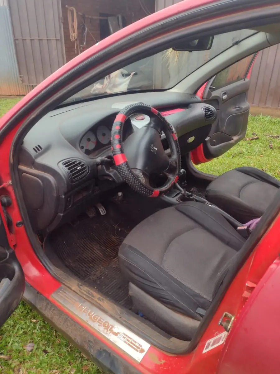 LOTE 001 - Veículo PEUGEOT/206 SW16 ESCA FX, ano/modelo 2006/2007, placas JWB5339, RENAVAM 904047709, na cor vermelha, em regular estado de conservação.