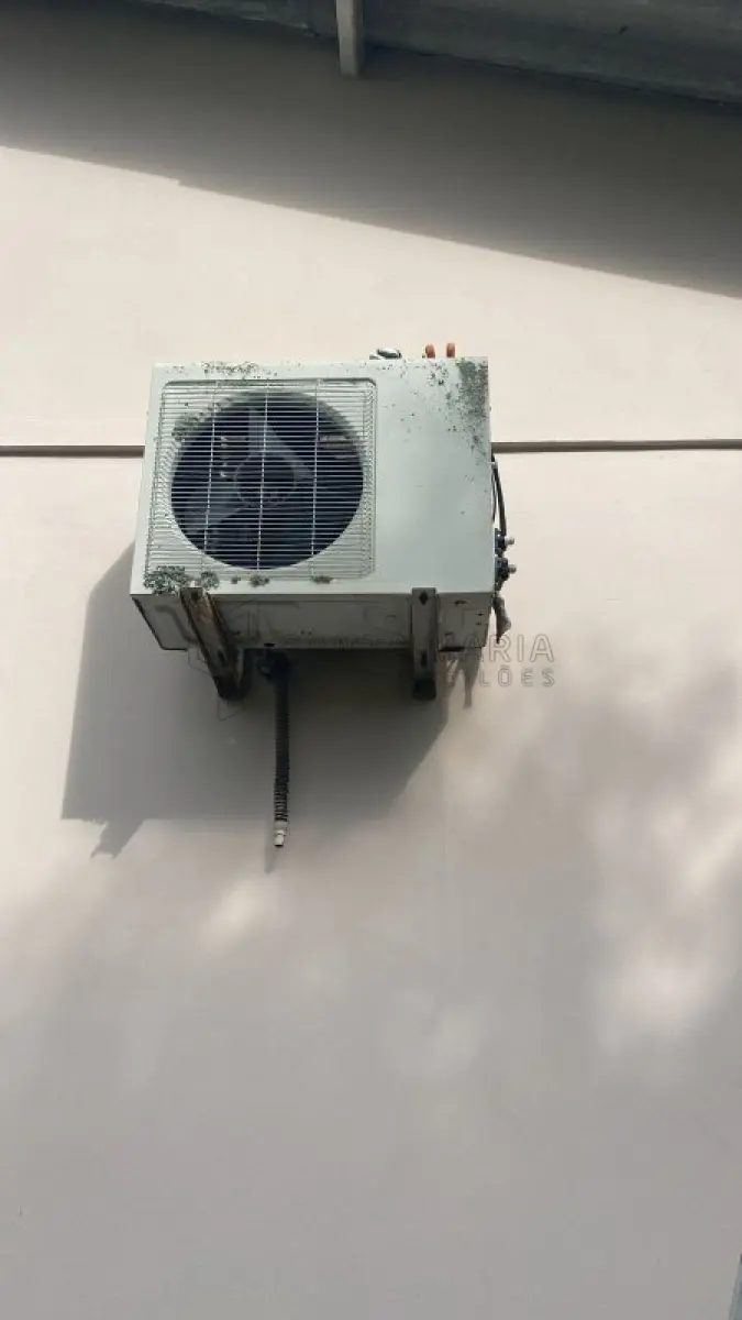 LOTE 001 - Um ar condicionado Split, da marca ICEKING, quente e frio.  Já se encontra desinstalado.