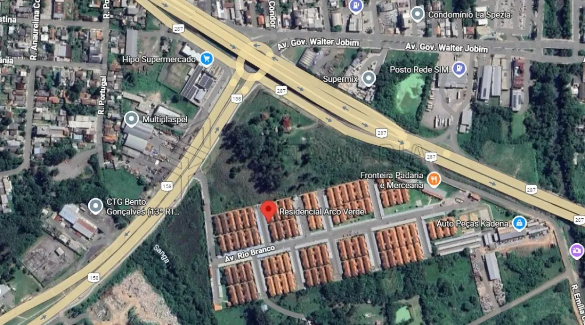 LOTE 001 - Apartamento nº107, localizado no térreo do bloco G-2 do Condomínio Horizontal Arco Verde em Santa Maria/RS, possuindo 1 dormitório, sala, cozinha e banheiro, com área privativa de 39,3100m² e a área total de 40,2500m². Matriculado sob nº 80.499 do CRI de Santa Maria/RS. E, uma Vaga de Estacionamento nº 634 com cobertura, do Condomínio Horizontal Arco Verde em Santa Maria/RS, com área privativa de 2,7286m² e a área total de 10,9147m². Matriculado sob nº 81.431 do CRI de Santa Maria/RS.