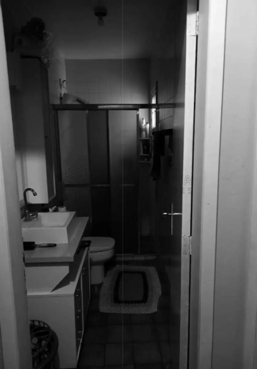 LOTE 001 - Casa de alvenaria na Rua Vereador Adolfo Souto Correia, n° 704 em Alegrete/RS e o respectivo terreno com as seguintes medidas e confrontações: 36m ao Norte, com o imóvel de propriedade de Máximo Edson Pinto Vilaverde; 35m ao Sul, com o imóvel de propriedade de Marileuza da Silva Vilaverde; 10m ao Leste, com imóvel de propriedade de Rui de Paula Souza; 10m ao Oeste, com a Rua Vereador Adolfo Souto Correia. Matriculado sob n° 12.280 do CRI de Alegrete/RS.