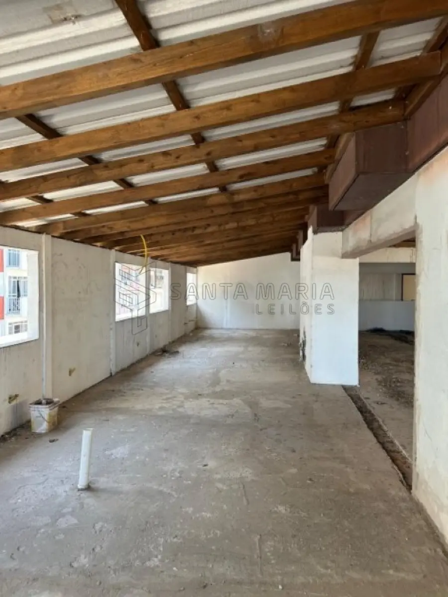 LOTE 001 - Sala comercial nº 701, localizada no sétimo andar do ‘’Edifício Ouro Preto’’, situado na zona urbana da cidade de Santa Maria/RS, á Rua Alberto Pasqualini, esquina da Rua Floriano Peixoto, sob nº25, sala essa de frente e de centro de quem olha o prédio pela rua Alberto Pasqualini, possuindo a área real privativa de 214,68m², área real total de 262,65m², correspondendo-lhe uma fração ideal de 0,0807 no terreno e nas coisas de uso comum. Matriculado sob nº 55.373 do CRI de Santa Maria/RS.  Conforme laudo de avaliação, o bem encontra-se sem aberturas externas e internas, telhado sem forro, sem instalação elétrica, pisos e paredes inacabados. Possui a diferença de R$47.284,57, a serem pagos após ao condominio, divida essa negociável e com possibilidade de parcelamento.