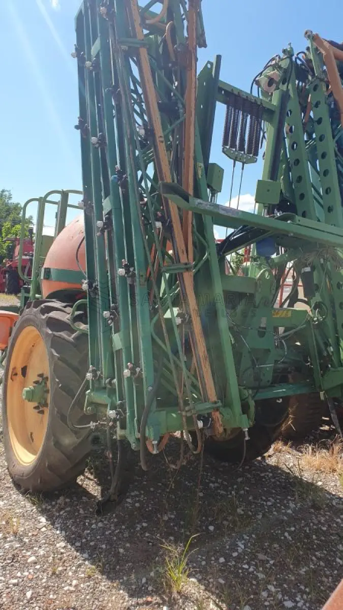 LOTE 001 - Um pulverizador, marca Stam, modelo Fênix, 2000 litros, com barras de 24 metros, com controlador de vazão, ano 2012, série 01/0220. Depositário: Leonardo Saccol Fernandes.