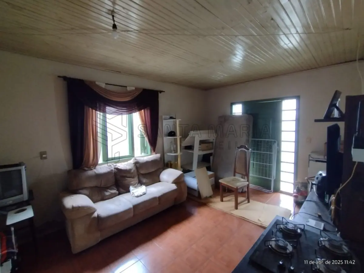 LOTE 002 - Terreno com a área de 320,47m², contendo uma casa com 103,82m², localizado na Rua  Manoel Ribas n°1.139 em Cacequi/RS, dividida em seis cômodos: sala, 2 dormitórios, cozinha, banheiro e  lavanderia. Matriculada sob n°6.724 do CRI de Cacequi/RS.
