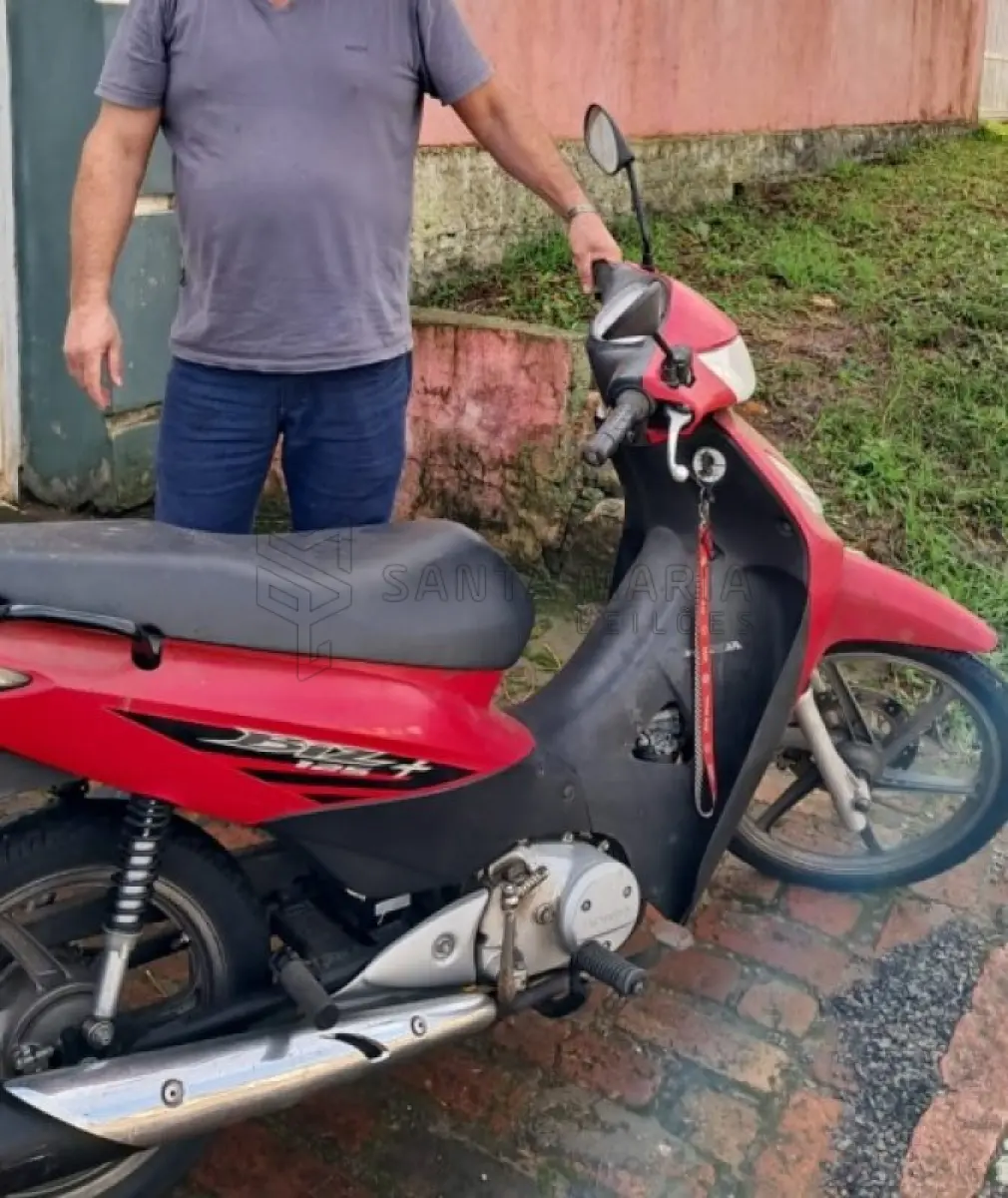 LOTE 001 - Motoneta HONDA/BIZ 125 MAIS, ano/modelo 2007/2008, placa IOG6581, RENAVAM 942023048, na cor vermelha.