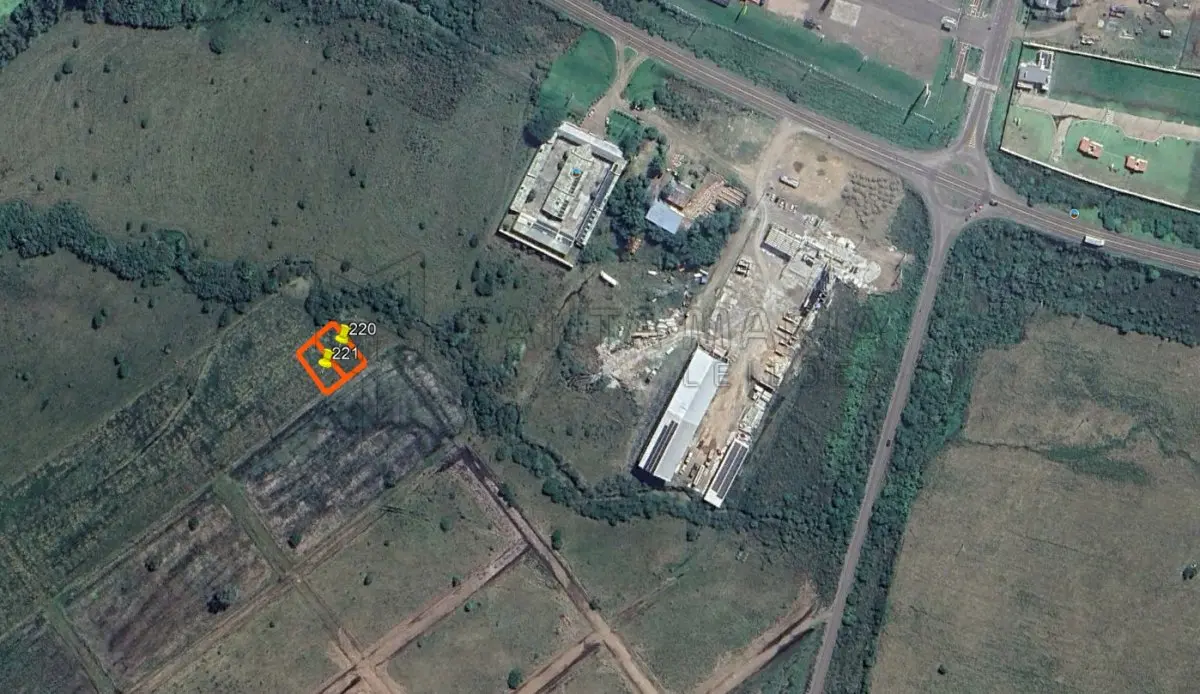 LOTE 003 - Um terreno na Rua Professor Raymundo Luiz  Marinho Carvalho, designado pelo nº 221 da quadra 15, da área ‘’S-1’’, com a área de 442,50m², situado no Bairro Balneário Caverá, do lado par da numeração, distante 30m50 da esquina com a Avenida Avelino Cassol, com as seguintes medidas e confrontações: 15m00 ao Norte, com o terreno nº231; 15m00 ao Sul, com a Rua Professor Raymundo Luiz Marinho Carvalho; 29m50 ao Leste, com o terreno nº 220; 29m50 ao Oeste, com o terreno nº222; localizado no quarteirão formado pelas seguintes ruas: Norte, Avenida Tenente Alencastro Goulart Flores; Sul, Rua Professor Raymundo Luiz Marinho Carvalho; Nordeste, Avenida Avelino Cassol; e, Oeste, Rua José Soares Oliveira. Matriculado sob n° 36.449 do CRI de Alegrete/RS.