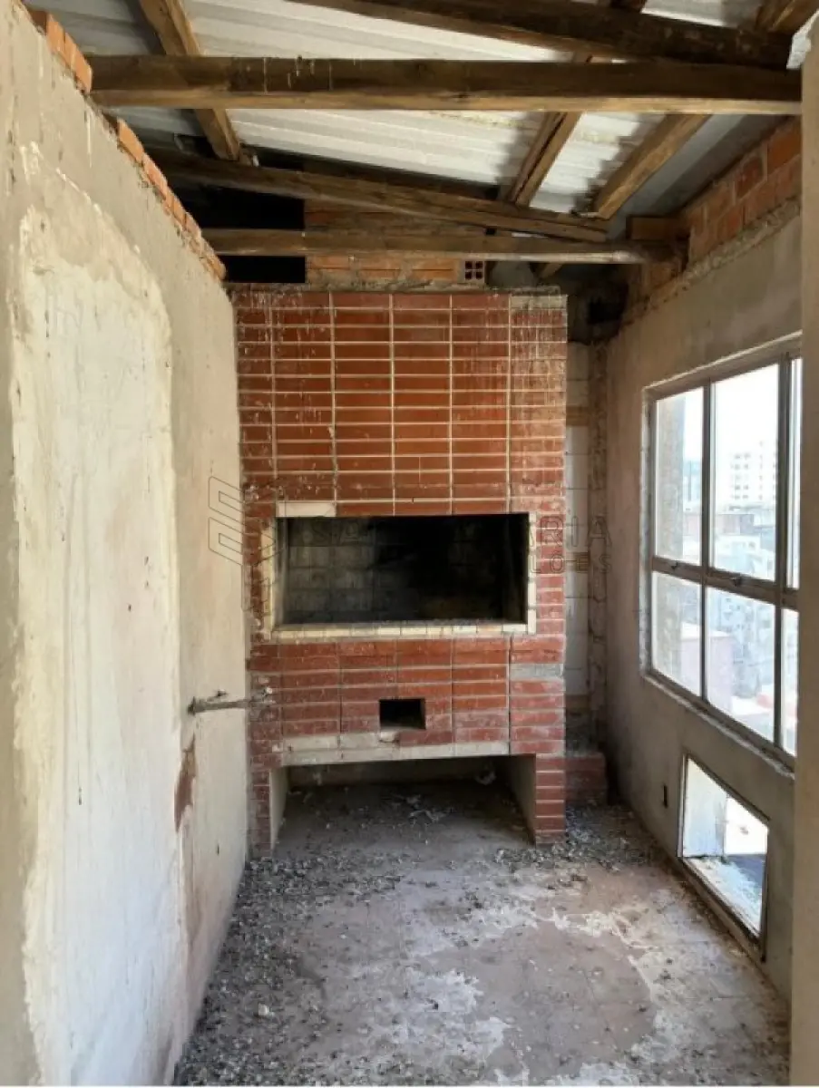 LOTE 001 - Sala comercial nº 701, localizada no sétimo andar do ‘’Edifício Ouro Preto’’, situado na zona urbana da cidade de Santa Maria/RS, á Rua Alberto Pasqualini, esquina da Rua Floriano Peixoto, sob nº25, sala essa de frente e de centro de quem olha o prédio pela rua Alberto Pasqualini, possuindo a área real privativa de 214,68m², área real total de 262,65m², correspondendo-lhe uma fração ideal de 0,0807 no terreno e nas coisas de uso comum. Matriculado sob nº 55.373 do CRI de Santa Maria/RS.  Conforme laudo de avaliação, o bem encontra-se sem aberturas externas e internas, telhado sem forro, sem instalação elétrica, pisos e paredes inacabados. Possui a diferença de R$47.284,57, a serem pagos após ao condominio, divida essa negociável e com possibilidade de parcelamento.