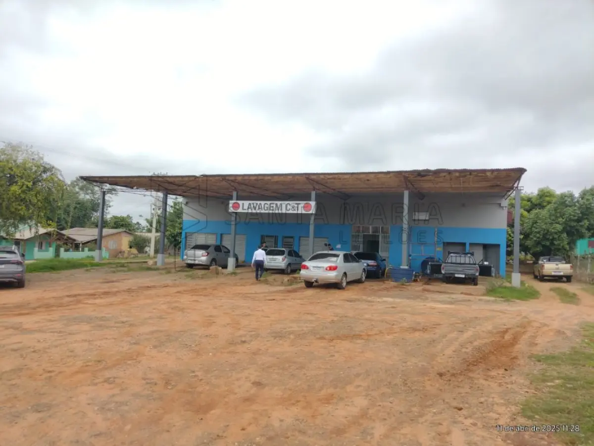 LOTE 001 - Terreno urbano com 987,19m², contendo um prédio de alvenaria com área de 158,50m e uma  área coberta, medindo 233,08m², perfazendo uma área total construída de 391,58m², localizado na Rua  Prudente Domingues esquina com a Rua Manoel Ribas em Cacequi/RS. Matriculado sob n°6.723 do CRI de Cacequi/RS.