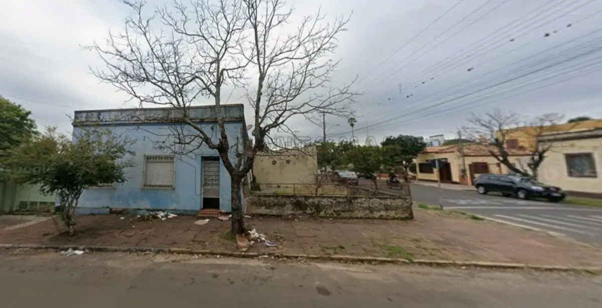 LOTE 001 - Nua propriedade da parte ideal de 1,5150% de um prédio residencial, localizado na Rua Bento Manoel, n° 1502 na cidade de Alegrete/RS e o respectivo terreno, com as seguintes medidas e confrontações: 25m de frente a Oeste, para a Rua Bento Manoel; 13m de frente ao Sul, para a Rua Marques de Alegrete (atualmente Rua Valdemar Masson); ao Norte, com terreno da sucessão de Francisca Chaves; e a Leste, com a propriedade de Julia Maria dos Santos. Matriculado sob n° 20.767 do CRI de Alegrete/RS.