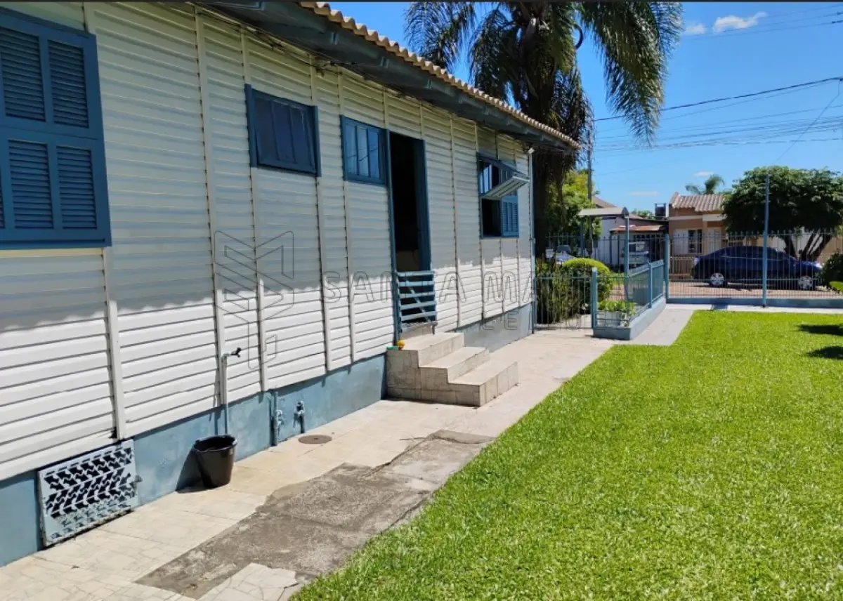 LOTE 001 - Casa na Rua Antonio de Freitas Valle, n° 886 em Alegrete/RS constituída de 2 quartos, 1 banheiro, 2 salas, cozinha e, nos fundos do terreno existe uma edificação de alvenaria composta de garagem com churrasqueira, 1 quarto e 1 banheiro, construída sobre o terreno designado n°3 da quadra BB do Bairro Progresso. E, o terreno onde no fundo existem duas peças de alvenaria com lareira designado n°4 da quadra BB do Bairro Progresso. Matrículas n° 3.868 e n° 19.566 do CRI de Alegrete/RS.