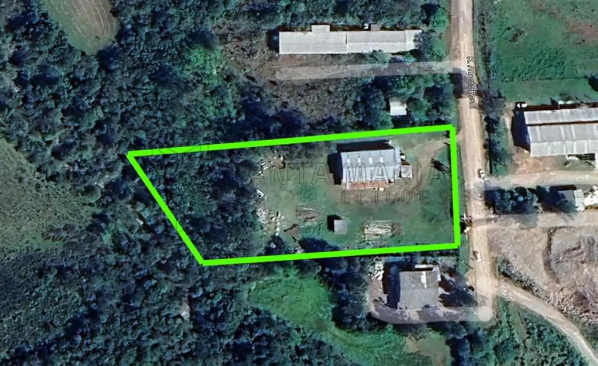 LOTE 001 - Um terreno com aproximadamente 7.000,00m² no Distrito Industrial de Santiago/RS, na Rua Alberto Bochi, antiga rua C, nº 156, possuindo uma área construída com aproximadamente 420,00m². Localizado no lado direito para quem observa da BR 287, distando 110m da esquina com a rua A; medindo pela frente 55m; lado direito mede 144,50m; lado esquerdo mede 113,90m e pelos fundos com uma sanga, mede 63m. Matriculado sob n° 28.317 do CRI de Santiago/RS.