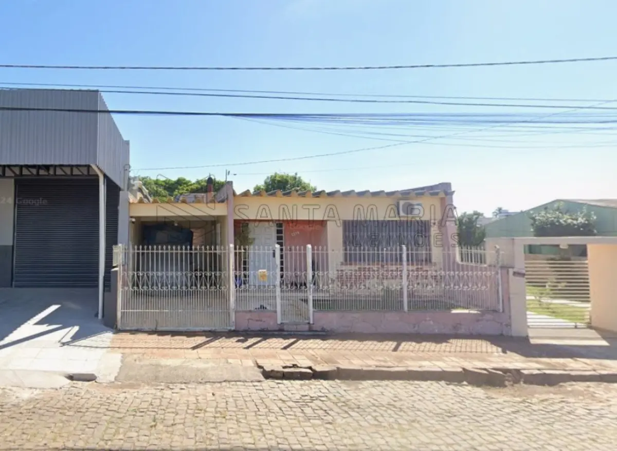 LOTE 001 - Uma casa de alvenaria com a área averbada de 136,59m² localizada na Rua Tito Beccon, n° 2274 em Santiago/RS, possuindo 3 quartos, 1 banheiro, 2 salas, cozinha e área de serviço e, o respetivo terreno com 400m², medindo 10m de frente por 40m de frente a fundos. Matriculado sob nº 588 do CRI de Santiago/RS.