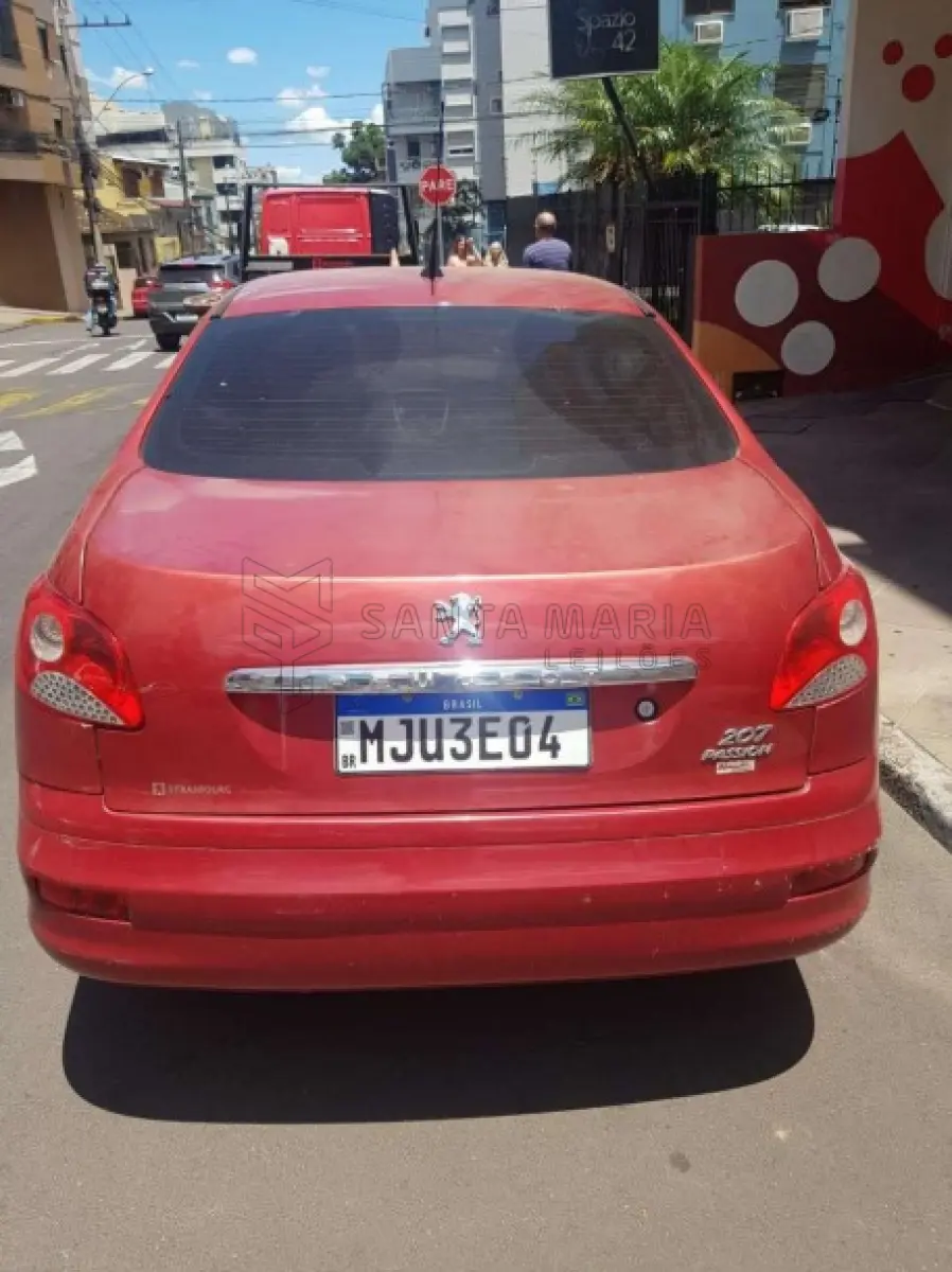 LOTE 002 - Veículo PEUGEOT/207PASSION XR, ano/modelo 2012/2013, placas MJU3E04, RENAVAM 473017148, na cor vermelha, em regular estado de conservação.