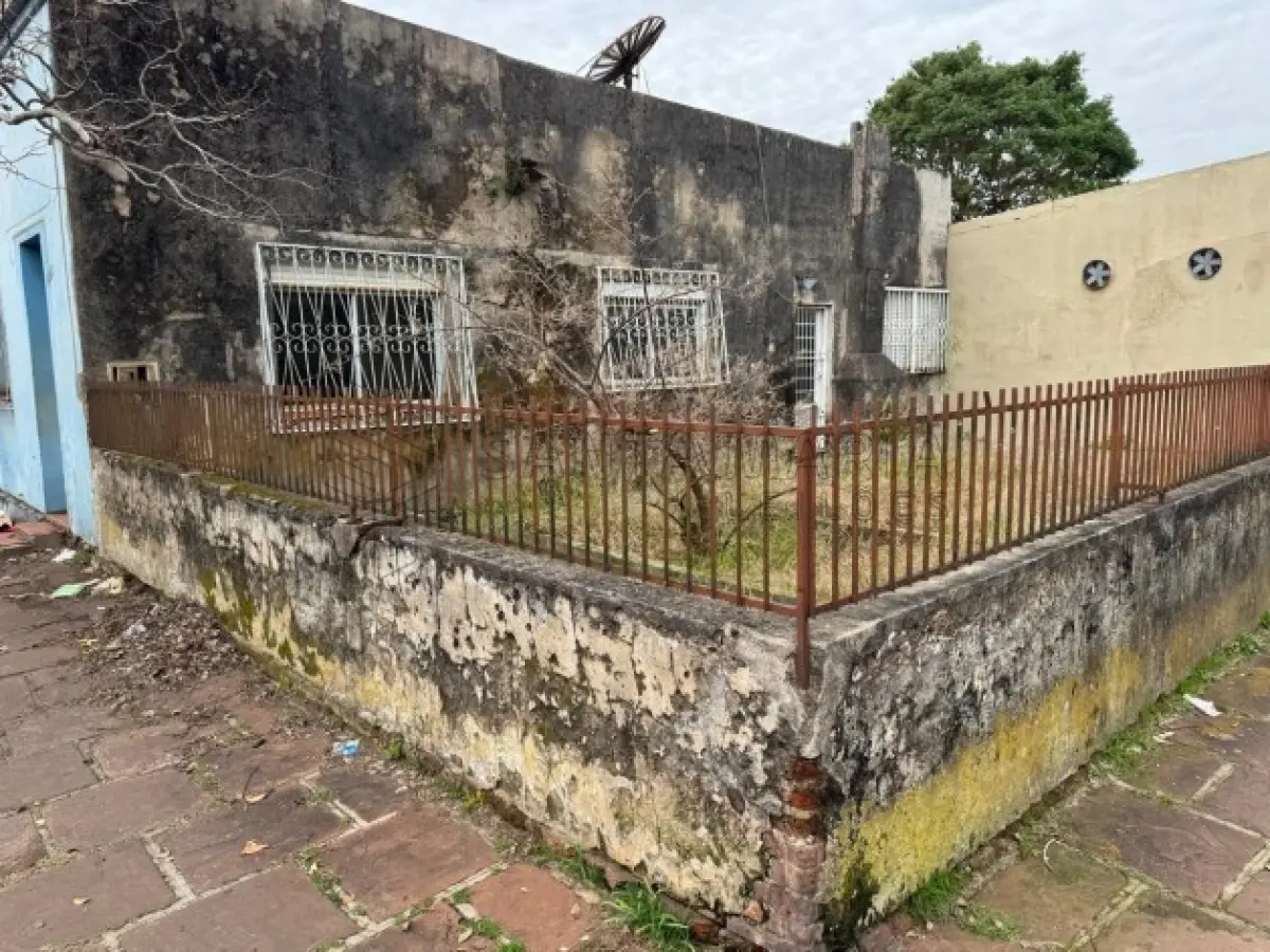 LOTE 001 - Nua propriedade da parte ideal de 1,5150% de um prédio residencial, localizado na Rua Bento Manoel, n° 1502 na cidade de Alegrete/RS e o respectivo terreno, com as seguintes medidas e confrontações: 25m de frente a Oeste, para a Rua Bento Manoel; 13m de frente ao Sul, para a Rua Marques de Alegrete (atualmente Rua Valdemar Masson); ao Norte, com terreno da sucessão de Francisca Chaves; e a Leste, com a propriedade de Julia Maria dos Santos. Matriculado sob n° 20.767 do CRI de Alegrete/RS.