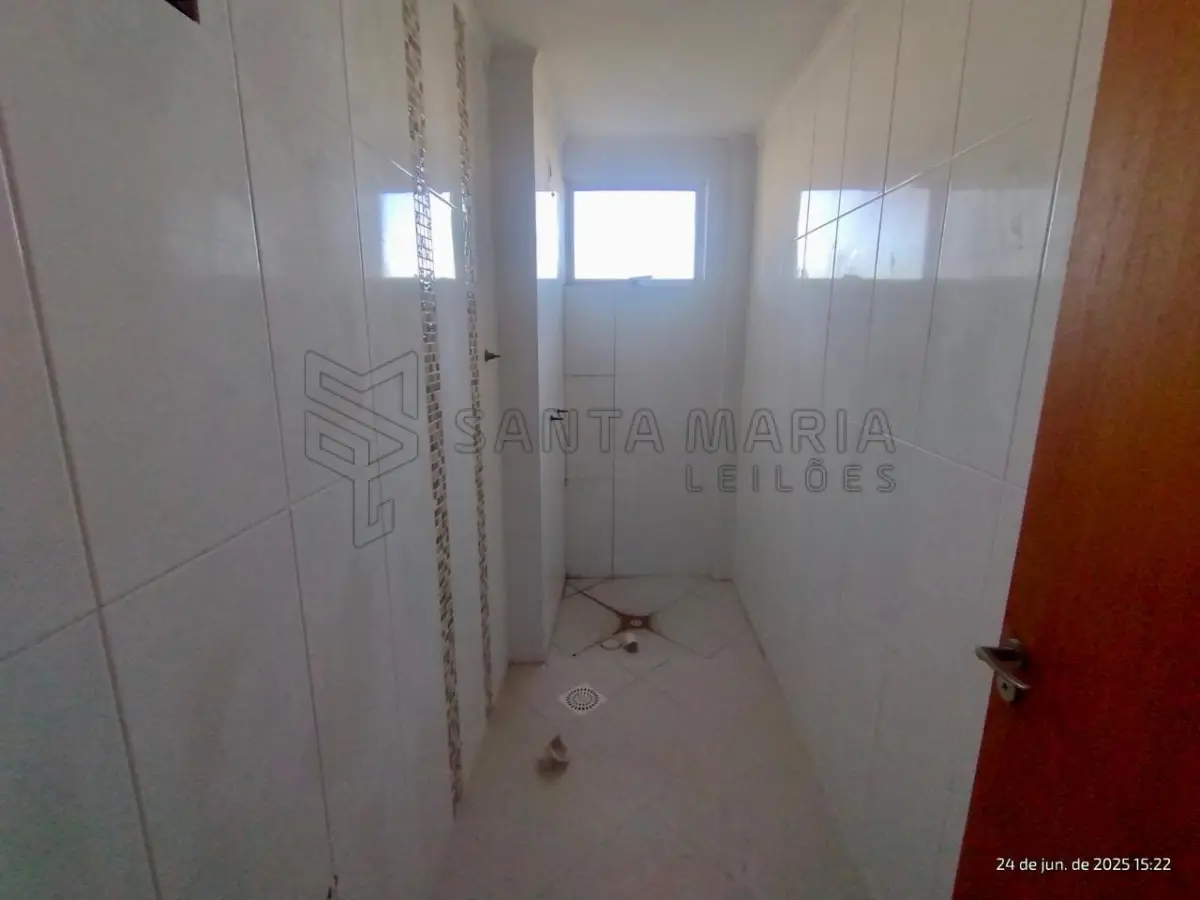 LOTE 001 - Apartamento 610 do Residencial Dores, especificado no Registro 2 da matricula n° 74.838, situado à Avenida Nossa Senhora das Dores, sob n°43 em Santa Maria/RS, com área privativa de 117,1200m², área total de 167,717m², correspondendo-lhe a fração ideal de 0,013952 no terreno e nas coisas de uso comum. Não foi realizado os acabamentos de pintura interna (gesso, massa corrida e pintura), não foi completamente feita a instalação de todo o piso do apartamento, bem como de azulejos e louças nos banheiros, o acabamento das tomadas e interruptores também não foi concluído, na cozinha está faltando o acabamento elétrico, conforme auto de penhora.