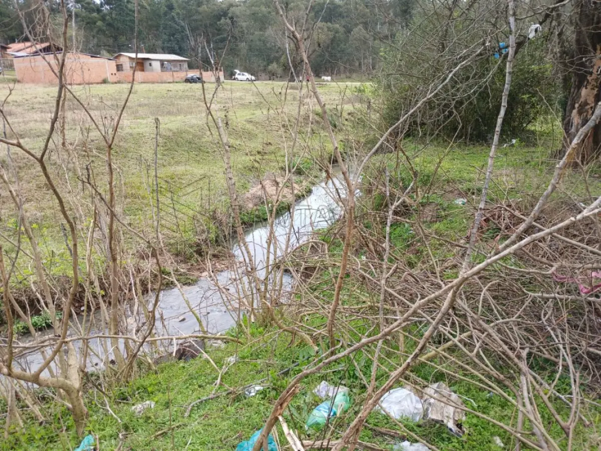 LOTE 001 - Um terreno, situado nos subúrbios da cidade de Santana do Livramento/RS, no lugar denominado Vila Sílvia, Lote n° 79, da quadra 1, com a área total de 309,07m2, medindo 14,50 metros de frente a Rua 1, por 31,90 metros de frente a fundos pelo lado direito de quem olha o terreno de frente, onde linda com o lote n° 80, do lado esquerdo mede 33,09 metros e linda com o Sr. Celso dos Santos Farias, nos fundos mede 5,00 metros de largura e linha com Francisco Argiles Linares, distante 52,50 metros da esquina da Rua Rivarol dos Santos Padilha. Conforme matrícula nº 14.171 do Registro de Imóveis de Santana do Livramento.