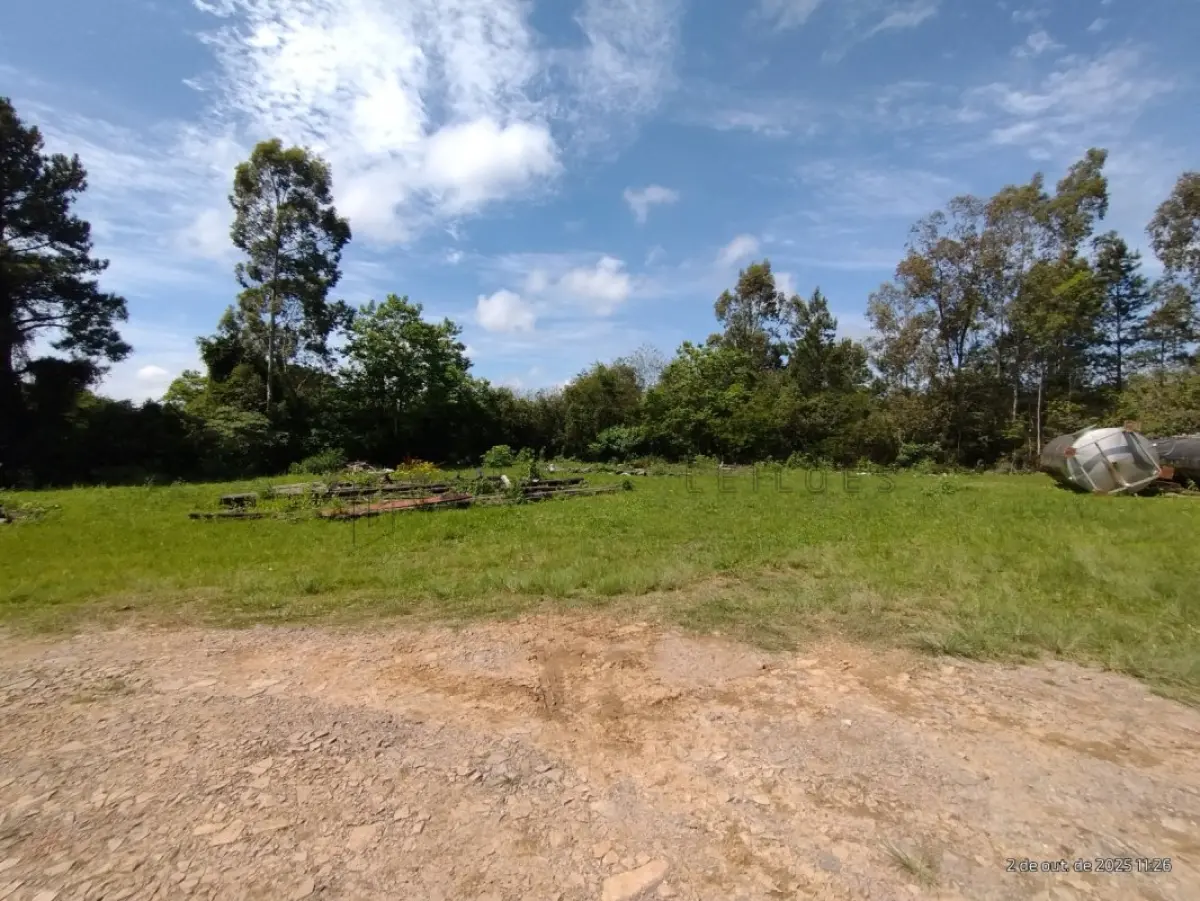 LOTE 001 - Um terreno com aproximadamente 7.000,00m² no Distrito Industrial de Santiago/RS, na Rua Alberto Bochi, antiga rua C, nº 156, possuindo uma área construída com aproximadamente 420,00m². Localizado no lado direito para quem observa da BR 287, distando 110m da esquina com a rua A; medindo pela frente 55m; lado direito mede 144,50m; lado esquerdo mede 113,90m e pelos fundos com uma sanga, mede 63m. Matriculado sob n° 28.317 do CRI de Santiago/RS.