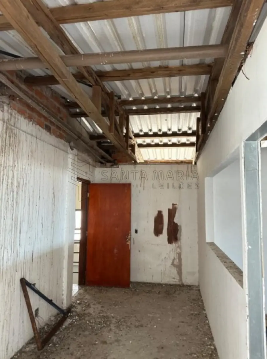 LOTE 001 - Sala comercial nº 701, localizada no sétimo andar do ‘’Edifício Ouro Preto’’, situado na zona urbana da cidade de Santa Maria/RS, á Rua Alberto Pasqualini, esquina da Rua Floriano Peixoto, sob nº25, sala essa de frente e de centro de quem olha o prédio pela rua Alberto Pasqualini, possuindo a área real privativa de 214,68m², área real total de 262,65m², correspondendo-lhe uma fração ideal de 0,0807 no terreno e nas coisas de uso comum. Matriculado sob nº 55.373 do CRI de Santa Maria/RS.  Conforme laudo de avaliação, o bem encontra-se sem aberturas externas e internas, telhado sem forro, sem instalação elétrica, pisos e paredes inacabados. Possui a diferença de R$47.284,57, a serem pagos após ao condominio, divida essa negociável e com possibilidade de parcelamento.