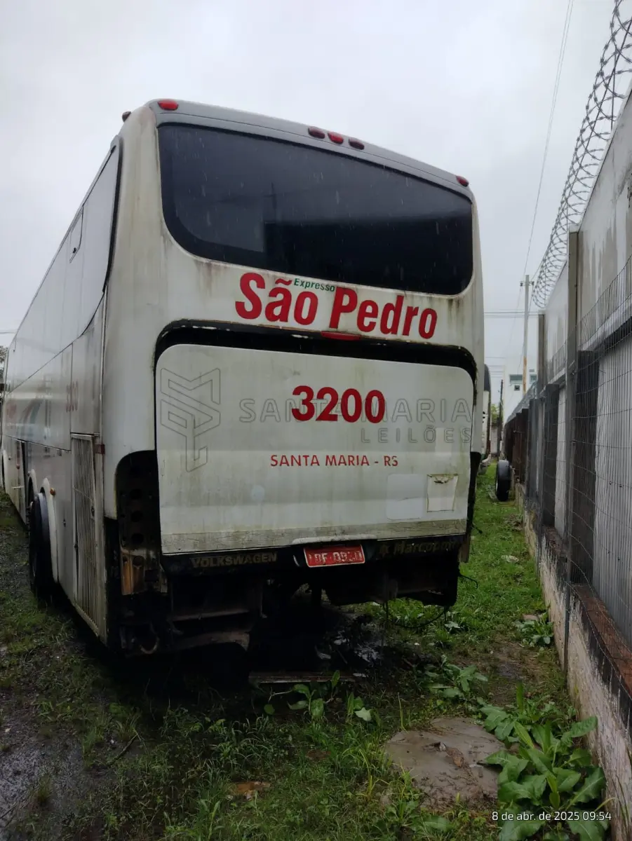 LOTE 024 - Ônibus VW/MPOLO PARADISO R, ano/modelo 2005/2005, placas IOF0930, RENAVAM 939121409, na cor branca, situação: ruim - motor, caixa e diferencial.