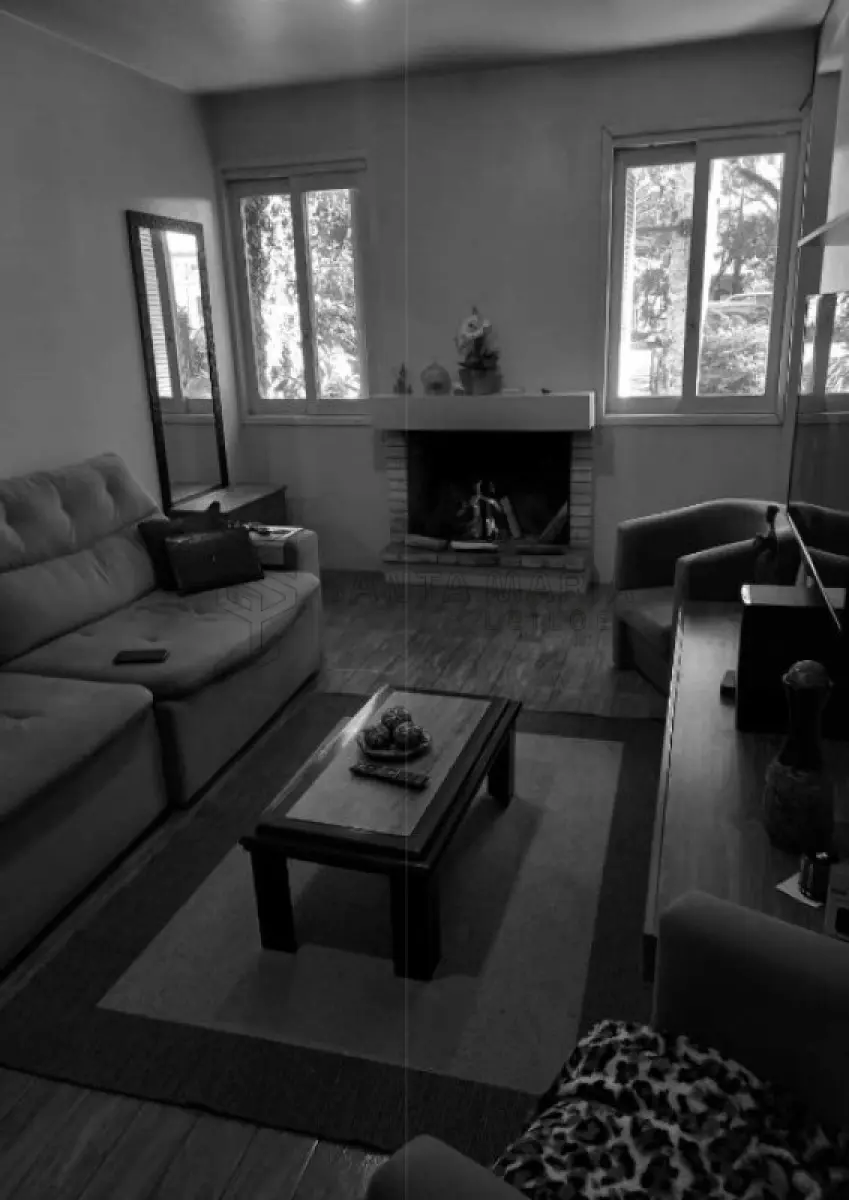 LOTE 001 - Casa de alvenaria na Rua Vereador Adolfo Souto Correia, n° 704 em Alegrete/RS e o respectivo terreno com as seguintes medidas e confrontações: 36m ao Norte, com o imóvel de propriedade de Máximo Edson Pinto Vilaverde; 35m ao Sul, com o imóvel de propriedade de Marileuza da Silva Vilaverde; 10m ao Leste, com imóvel de propriedade de Rui de Paula Souza; 10m ao Oeste, com a Rua Vereador Adolfo Souto Correia. Matriculado sob n° 12.280 do CRI de Alegrete/RS.