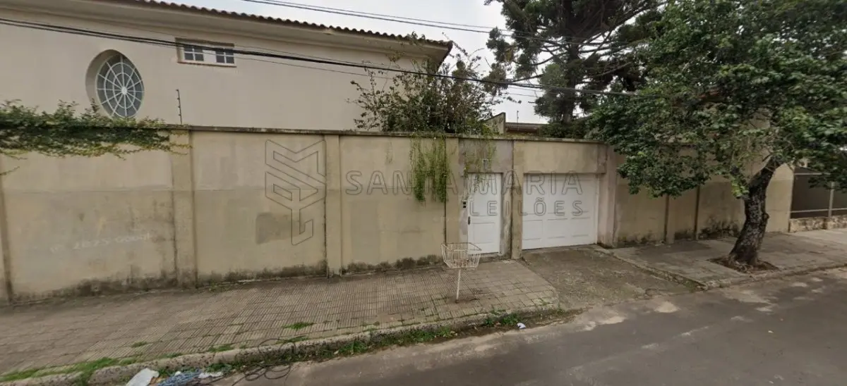 LOTE 002 - Casa de alvenaria de dois pavimentos com 288m² de área construída, localizada na rua Júlio de Castilhos, n°3.413 em Uruguaiana/RS, com diversos compartimentos e benfeitorias e, o respectivo terreno com 720m², constituído dos lotes 34 e 35 da quadra 107, medindo 24m de frente a Sul, sobre o alinhamento da rua Júlio de Castilhos, por 30m de extensão da frente aos fundos, confrontando: ao Norte, com partes do lote 33; ao Oeste, com lote 36; e, ao Leste, com a travessa Santa Maria. Matriculado sob n°22.868 do CRI de Uruguaiana/RS.