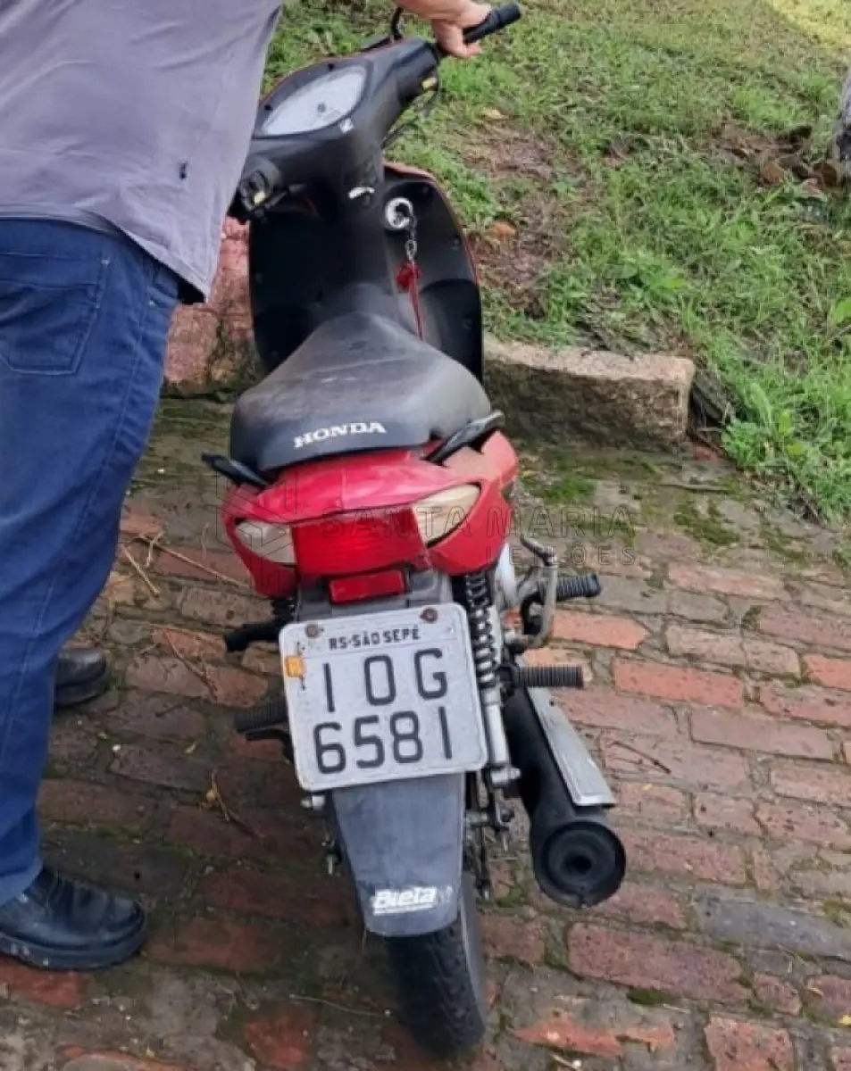 LOTE 001 - Motoneta HONDA/BIZ 125 MAIS, ano/modelo 2007/2008, placa IOG6581, RENAVAM 942023048, na cor vermelha.