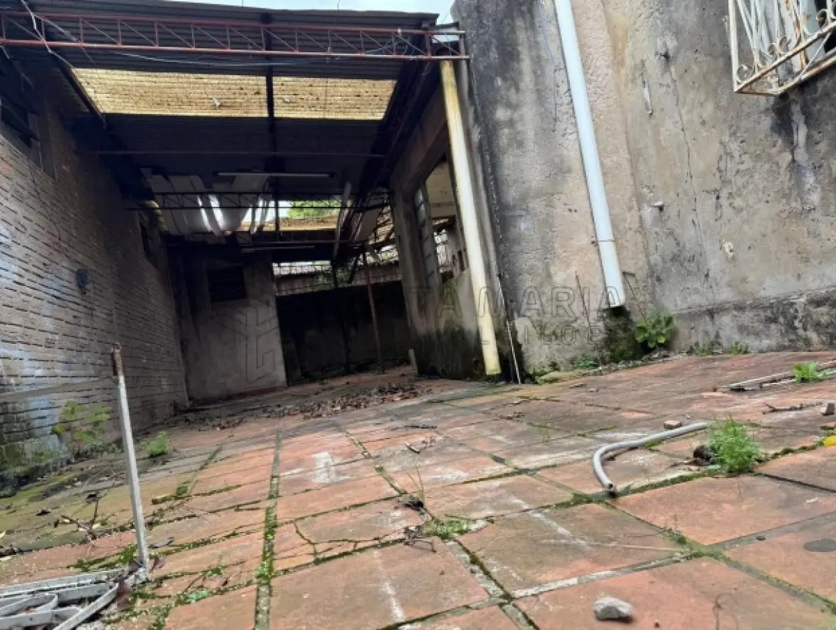 LOTE 001 - Nua propriedade da parte ideal de 1,5150% de um prédio residencial, localizado na Rua Bento Manoel, n° 1502 na cidade de Alegrete/RS e o respectivo terreno, com as seguintes medidas e confrontações: 25m de frente a Oeste, para a Rua Bento Manoel; 13m de frente ao Sul, para a Rua Marques de Alegrete (atualmente Rua Valdemar Masson); ao Norte, com terreno da sucessão de Francisca Chaves; e a Leste, com a propriedade de Julia Maria dos Santos. Matriculado sob n° 20.767 do CRI de Alegrete/RS.