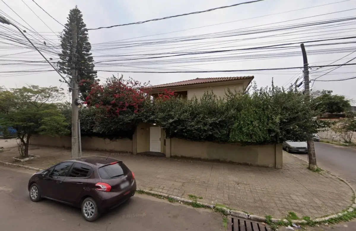 LOTE 002 - Casa de alvenaria de dois pavimentos com 288m² de área construída, localizada na rua Júlio de Castilhos, n°3.413 em Uruguaiana/RS, com diversos compartimentos e benfeitorias e, o respectivo terreno com 720m², constituído dos lotes 34 e 35 da quadra 107, medindo 24m de frente a Sul, sobre o alinhamento da rua Júlio de Castilhos, por 30m de extensão da frente aos fundos, confrontando: ao Norte, com partes do lote 33; ao Oeste, com lote 36; e, ao Leste, com a travessa Santa Maria. Matriculado sob n°22.868 do CRI de Uruguaiana/RS.