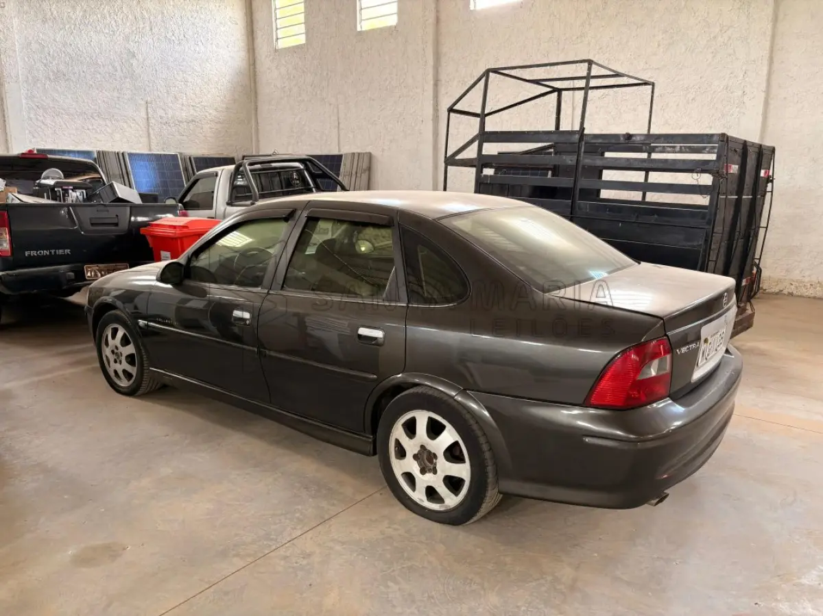 LOTE 001 - Veículo GM/VECTRA COLLECTION, ano/modelo 2005/2005, placas MIG1139, RENAVAM 854275622, na cor cinza.