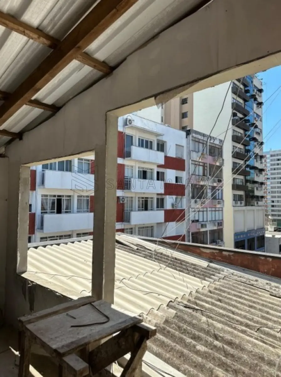 LOTE 001 - Sala comercial nº 701, localizada no sétimo andar do ‘’Edifício Ouro Preto’’, situado na zona urbana da cidade de Santa Maria/RS, á Rua Alberto Pasqualini, esquina da Rua Floriano Peixoto, sob nº25, sala essa de frente e de centro de quem olha o prédio pela rua Alberto Pasqualini, possuindo a área real privativa de 214,68m², área real total de 262,65m², correspondendo-lhe uma fração ideal de 0,0807 no terreno e nas coisas de uso comum. Matriculado sob nº 55.373 do CRI de Santa Maria/RS.  Conforme laudo de avaliação, o bem encontra-se sem aberturas externas e internas, telhado sem forro, sem instalação elétrica, pisos e paredes inacabados. Possui a diferença de R$47.284,57, a serem pagos após ao condominio, divida essa negociável e com possibilidade de parcelamento.