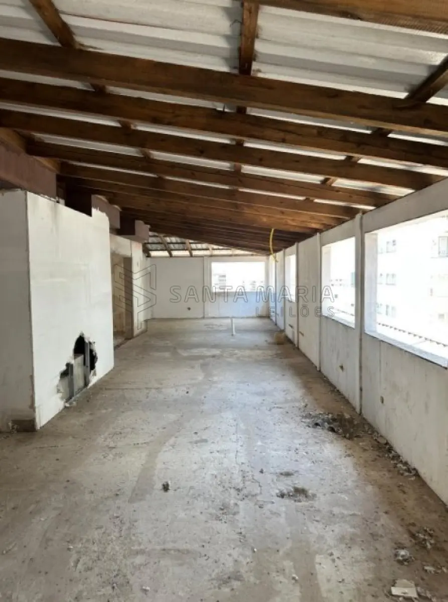 LOTE 001 - Sala comercial nº 701, localizada no sétimo andar do ‘’Edifício Ouro Preto’’, situado na zona urbana da cidade de Santa Maria/RS, á Rua Alberto Pasqualini, esquina da Rua Floriano Peixoto, sob nº25, sala essa de frente e de centro de quem olha o prédio pela rua Alberto Pasqualini, possuindo a área real privativa de 214,68m², área real total de 262,65m², correspondendo-lhe uma fração ideal de 0,0807 no terreno e nas coisas de uso comum. Matriculado sob nº 55.373 do CRI de Santa Maria/RS.  Conforme laudo de avaliação, o bem encontra-se sem aberturas externas e internas, telhado sem forro, sem instalação elétrica, pisos e paredes inacabados. Possui a diferença de R$47.284,57, a serem pagos após ao condominio, divida essa negociável e com possibilidade de parcelamento.