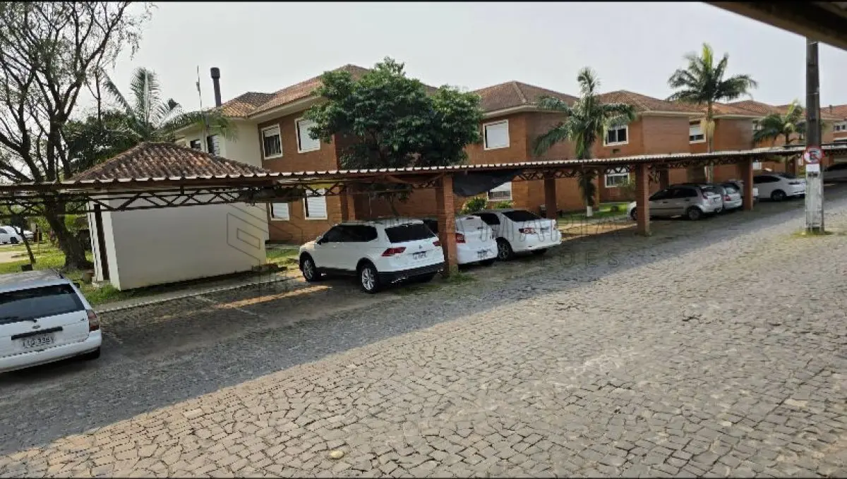 LOTE 001 - Apartamento nº107, localizado no térreo do bloco G-2 do Condomínio Horizontal Arco Verde em Santa Maria/RS, possuindo 1 dormitório, sala, cozinha e banheiro, com área privativa de 39,3100m² e a área total de 40,2500m². Matriculado sob nº 80.499 do CRI de Santa Maria/RS. E, uma Vaga de Estacionamento nº 634 com cobertura, do Condomínio Horizontal Arco Verde em Santa Maria/RS, com área privativa de 2,7286m² e a área total de 10,9147m². Matriculado sob nº 81.431 do CRI de Santa Maria/RS.