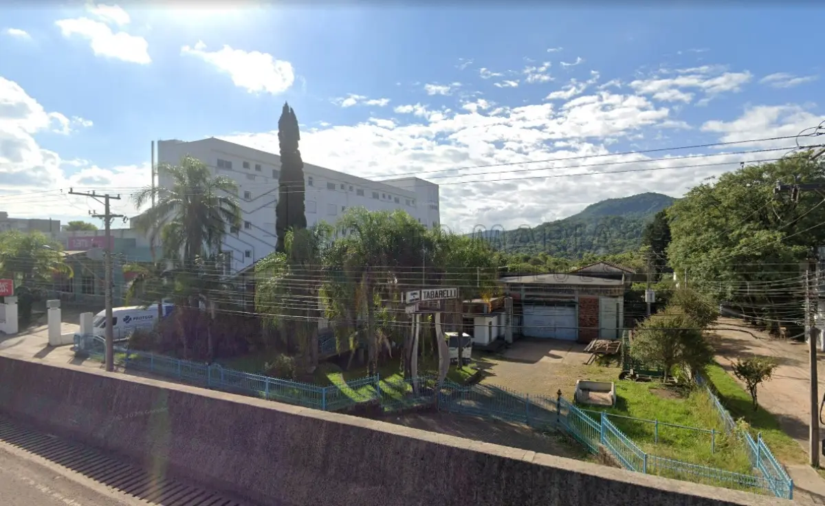 LOTE 001 - Terreno com aproximadamente 3.940m² com mais de 1.500m² de área construída em Santa Maria/RS.