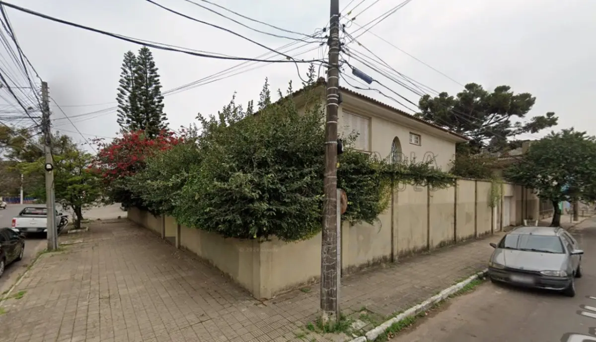 LOTE 002 - Casa de alvenaria de dois pavimentos com 288m² de área construída, localizada na rua Júlio de Castilhos, n°3.413 em Uruguaiana/RS, com diversos compartimentos e benfeitorias e, o respectivo terreno com 720m², constituído dos lotes 34 e 35 da quadra 107, medindo 24m de frente a Sul, sobre o alinhamento da rua Júlio de Castilhos, por 30m de extensão da frente aos fundos, confrontando: ao Norte, com partes do lote 33; ao Oeste, com lote 36; e, ao Leste, com a travessa Santa Maria. Matriculado sob n°22.868 do CRI de Uruguaiana/RS.