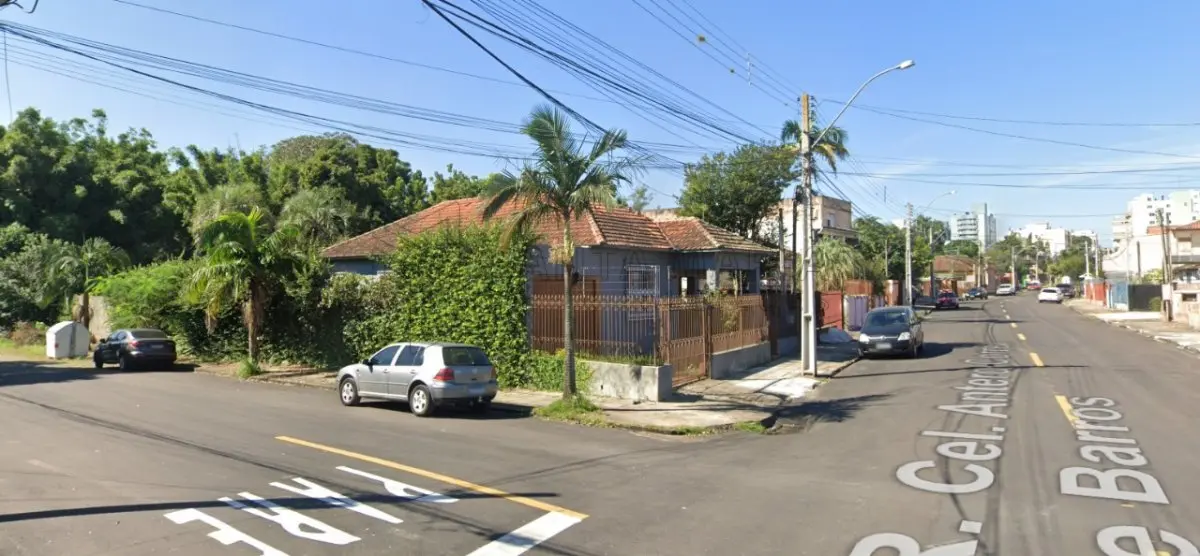 LOTE 003 - Direitos e ações de uma casa de alvenaria, com a área construída averbada de 173,79m² e do terreno com a área de 562,65m² na Rua Antero Corrêa de Barros, n° 136 em Santa Maria/RS, com as seguintes medidas e confrontações: a Oeste, mede 12,10m e faz frente à Rua Antero Corrêa de Barros; nos fundos, a Leste, mede 12,10m e confronta com uma sanga ali existente; e, ao Sul, mede 49,50m de extensão da frente ao fundo. Matriculado sob n° 55.267 do CRI de Santa Maria/RS.